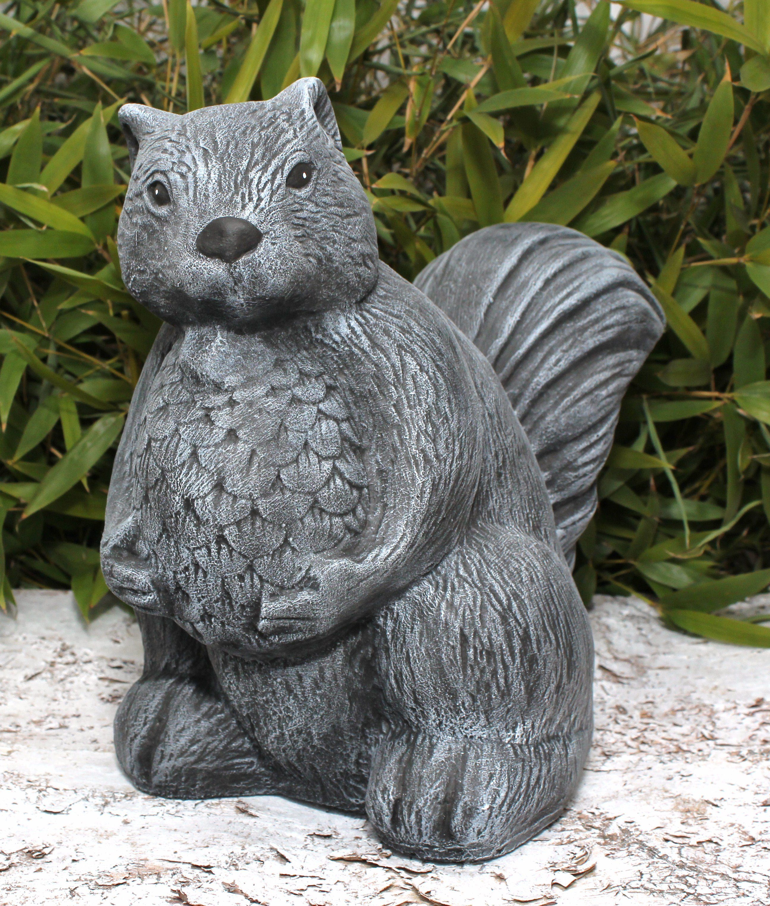 Tiefes Kunsthandwerk Gartenfigur Steinfigur Eichhörnchen stehend groß - Dekofigur für Haus und Garten, frostsicher, winterfest, Made in Germany grau