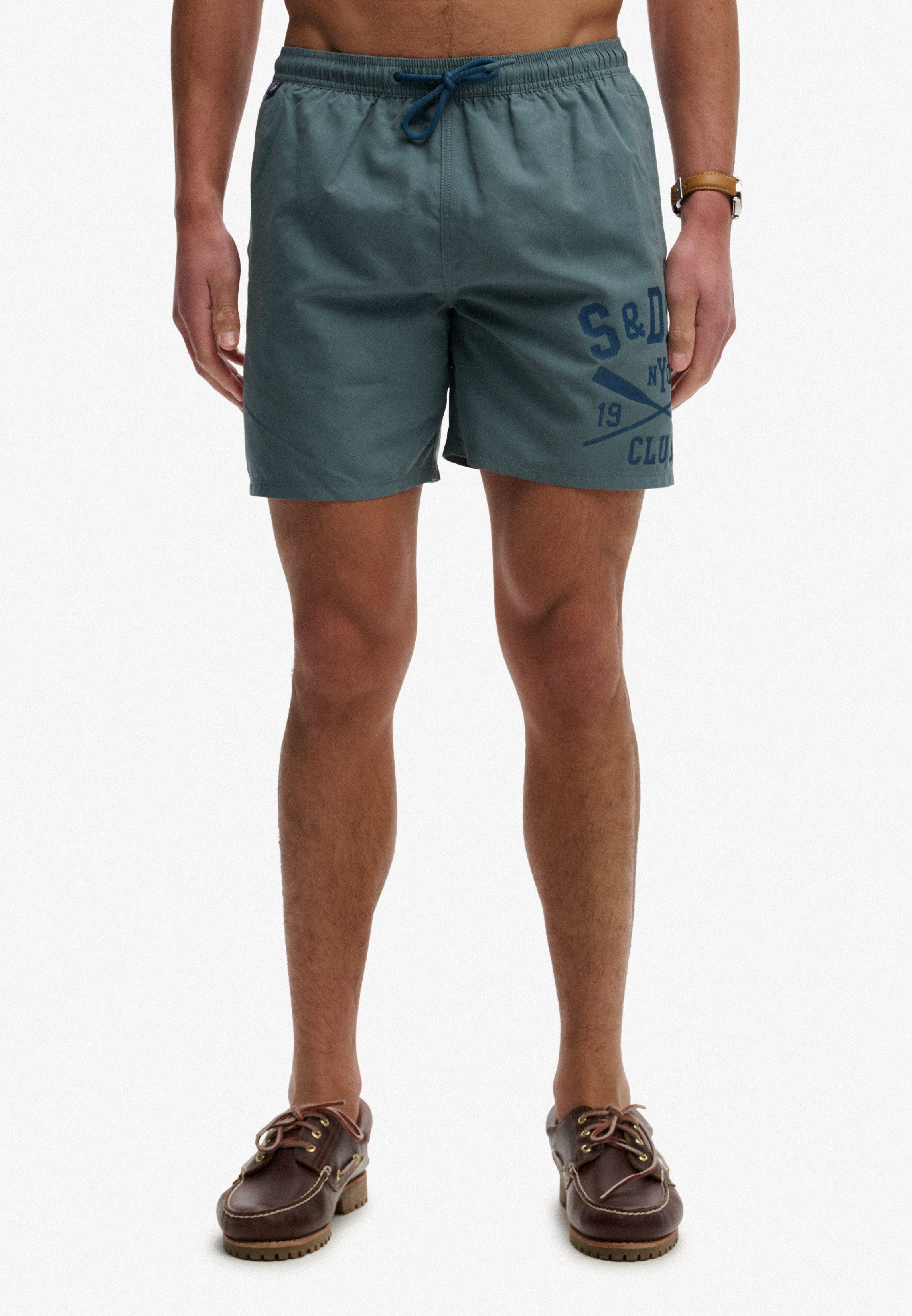 Superdry Badeshorts PRINTED LOGO 16 SWIM SHORT modische Passform, unifarbenes Design, aus Polyester, pflegeleicht