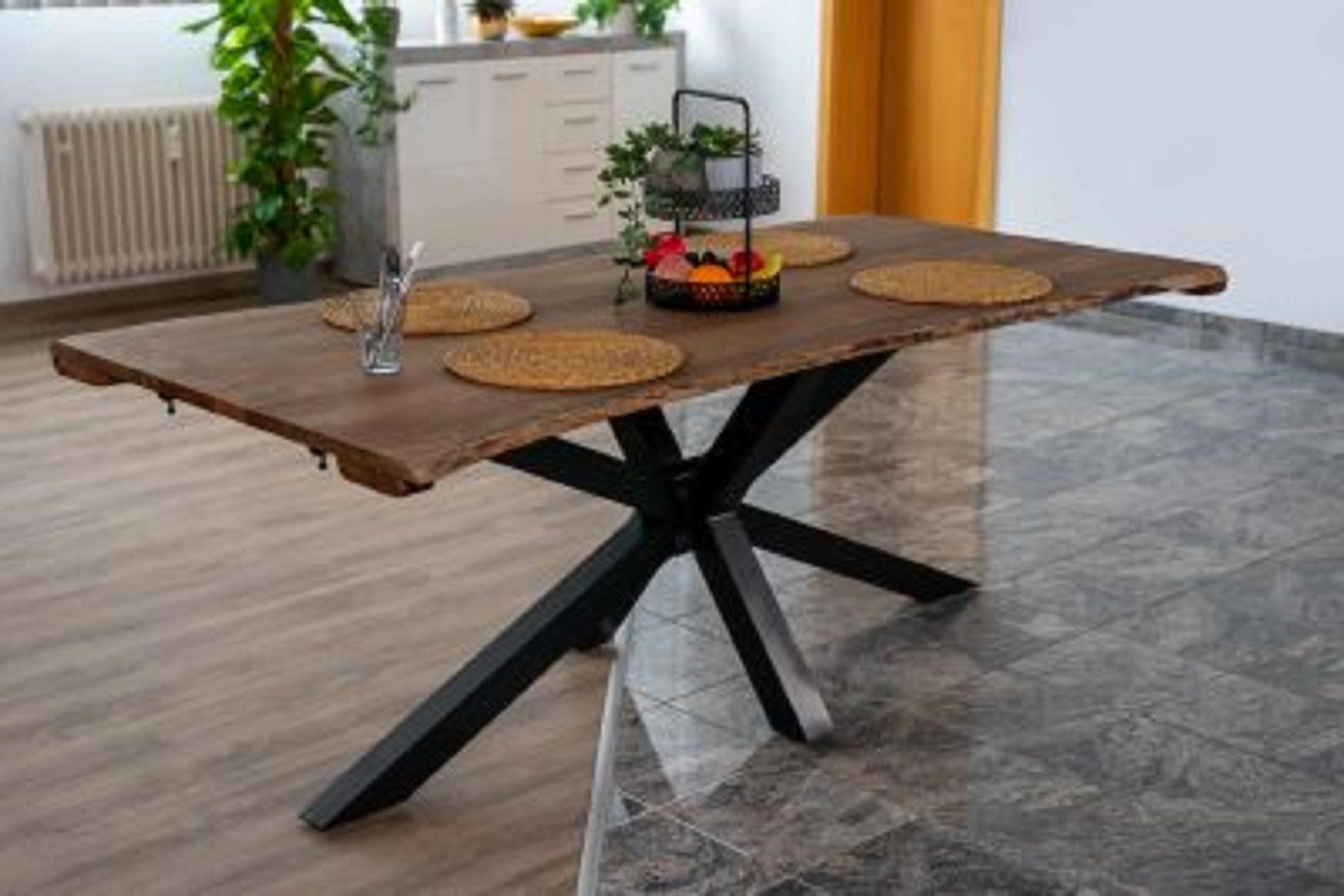 SAM® Baumkantentisch Soroa, massives Akazienholz, Baumkante, Spider-Gestell und Ansteckplatten