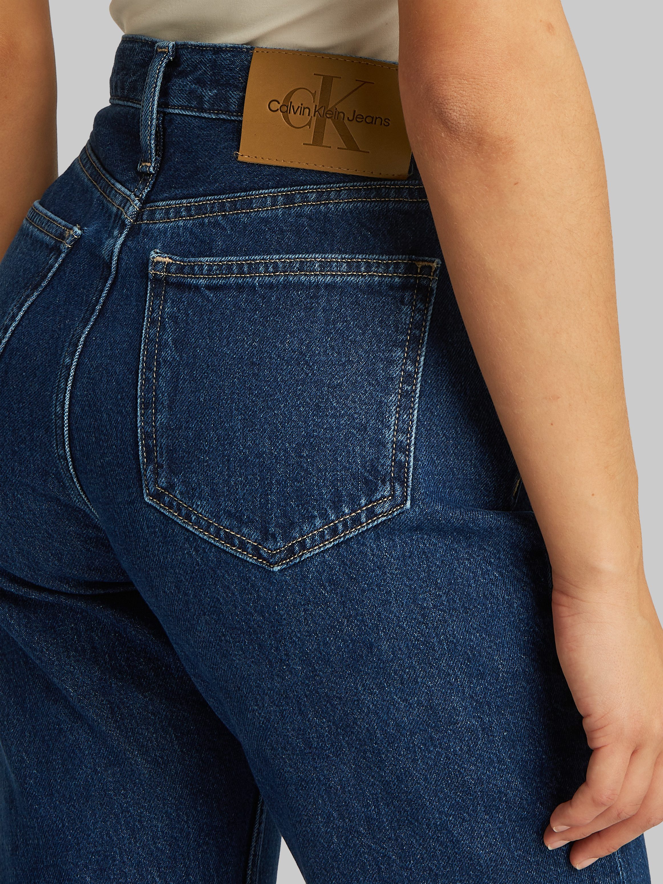 Calvin Klein Jeans Mom-Jeans HIGH RISE STRAIGHT leichte Stoned wash Optik, mit Coinpocket