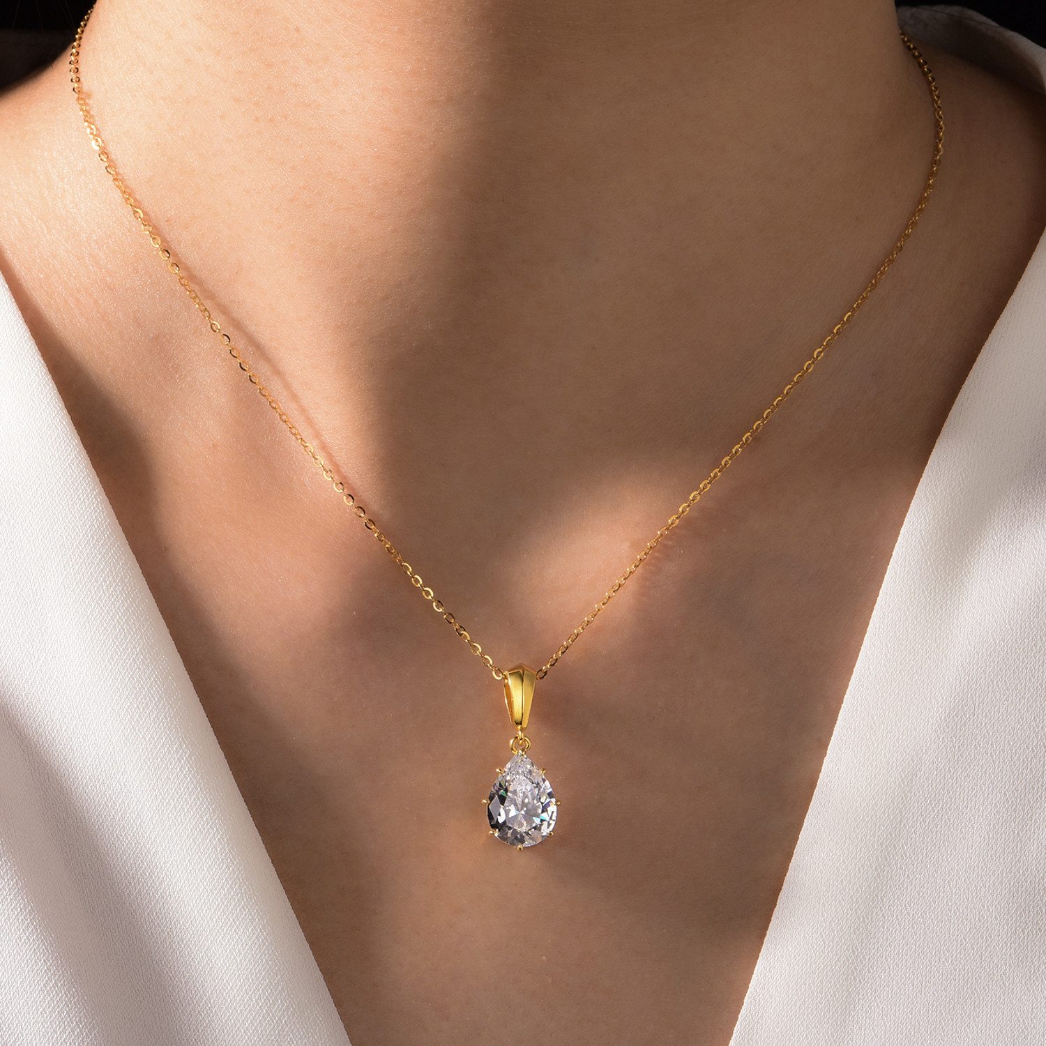 KARMA Kette mit Anhänger Halskette Damen Gold 925 Silber vergoldet mit Zirkonia Anhänger (Geschenk für Frauen, Funkelnde Zirkoniakette), 42 cm Karabinerverschluss Geschenkbox