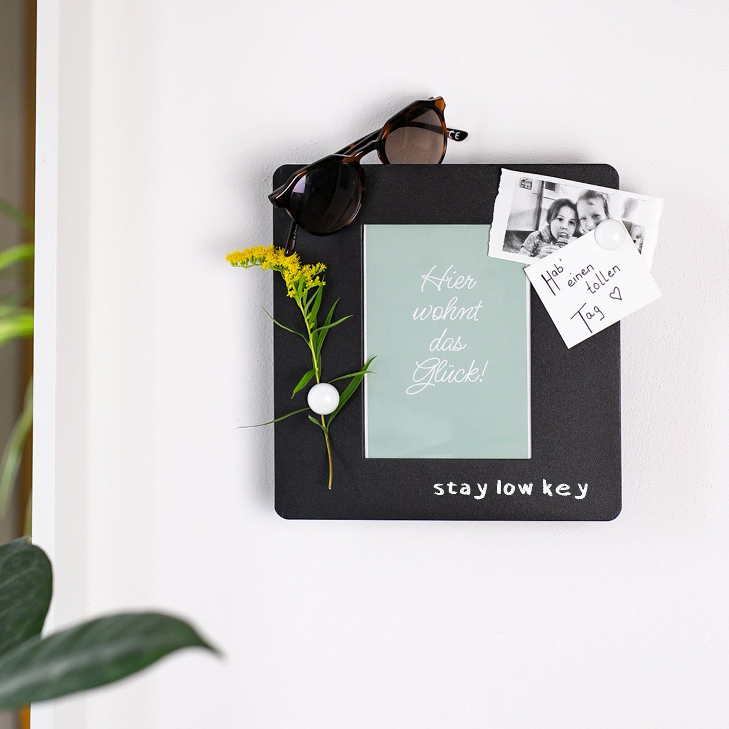 HMF Schlüsselkasten Schlüsselbox mit Fotorahmen für 11 x 15 cm Bild und 5 Haken, individuell gestaltbares Schlüsselbrett 22,0 x 20,0 x 5,0 cm, schwarz