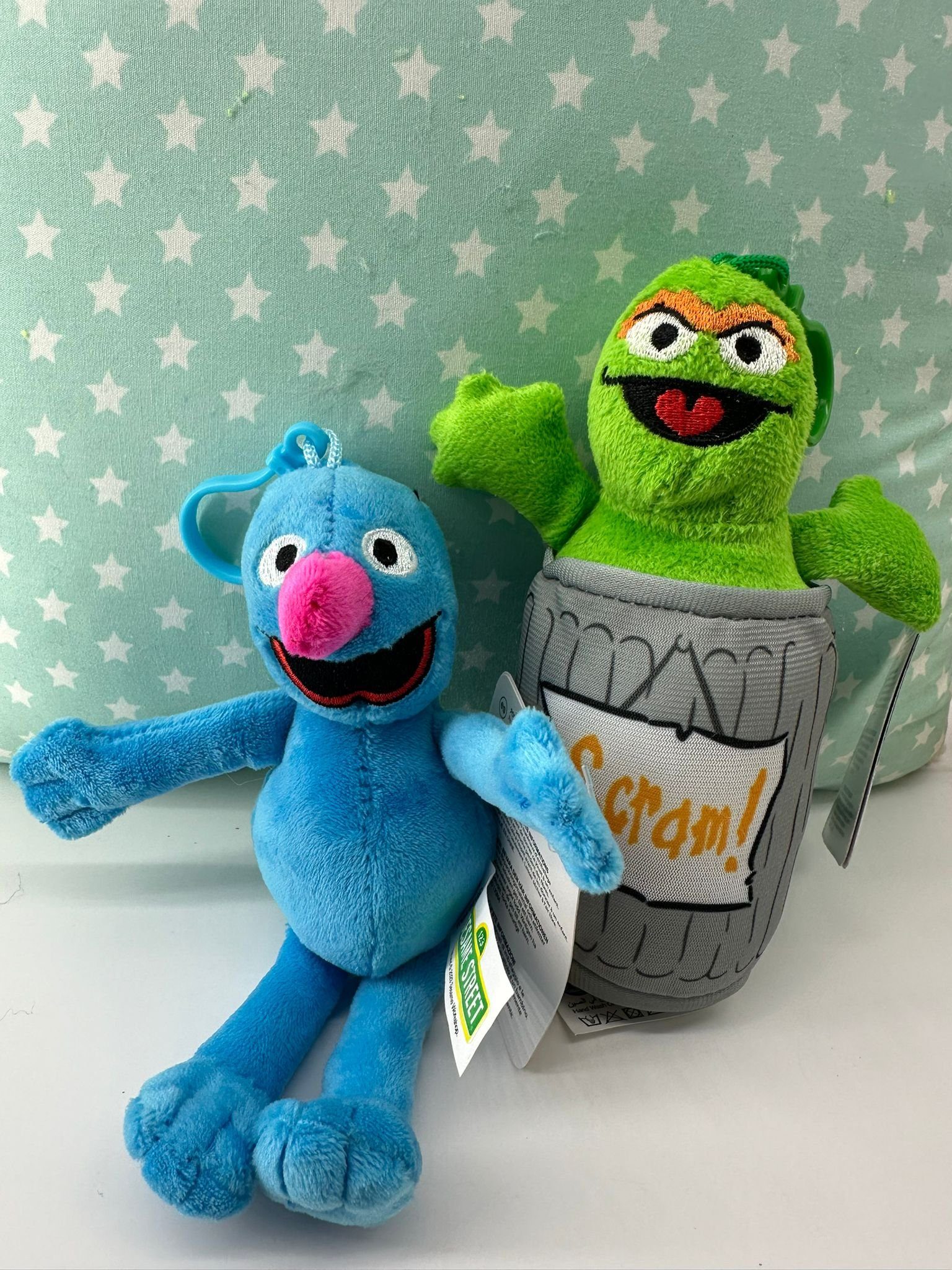Sesamstrasse Kuscheltier Sesamstrasse Kuscheltier 20 cm Oscar in der Mülltonne Grün (1-St), Super weicher Plüsch Stofftier Kuscheltier für Kinder zum spielen