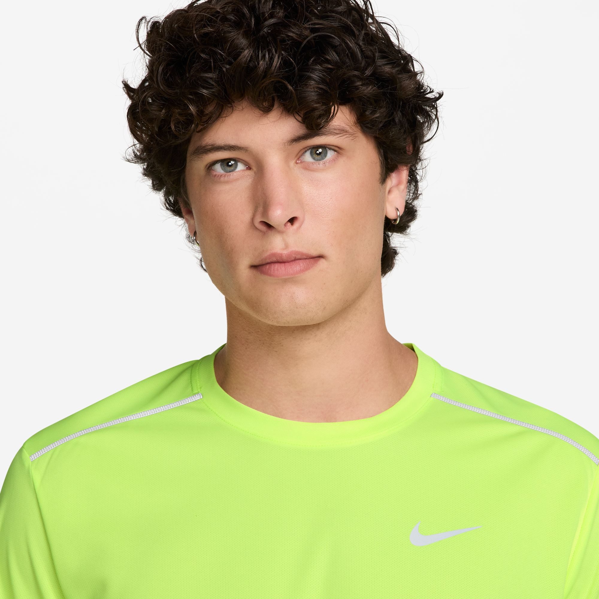 Nike Laufshirt M NK DF UV MILER SS sportlicher Schnitt, mit kurzen Ärmeln, mit reflektierenden Details