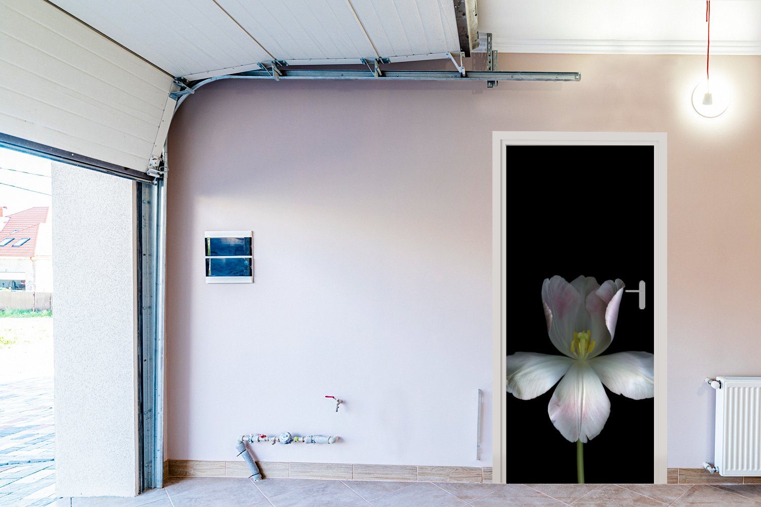 MuchoWow Türtapete Weiße Tulpen auf Türaufkleber, Fototapete schwarzem cm Matt, 75x205 (1 Tür, bedruckt, für Hintergrund, St)