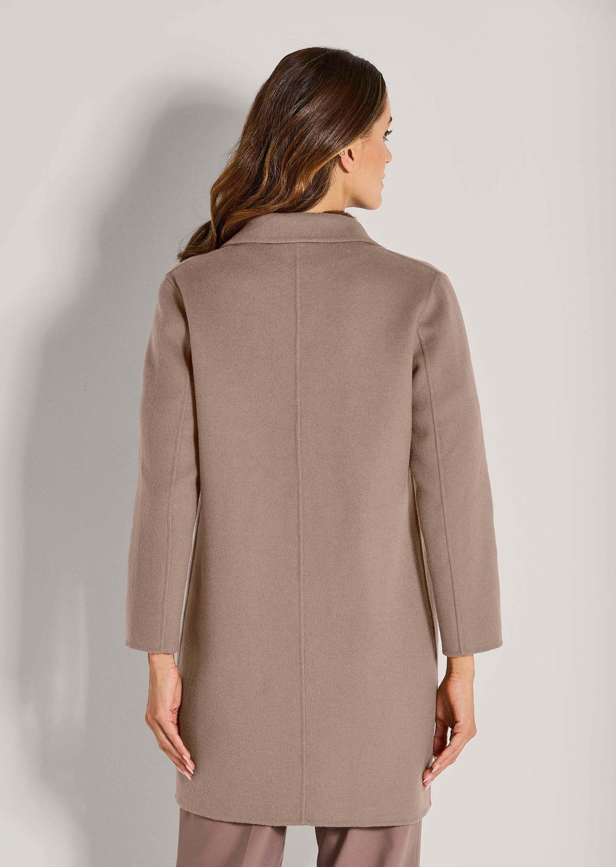 MADELEINE Kurzmantel Eleganter Doubleface-Mantel mit Reverskragen Klassischer Einreiher mit Taschen und Hornknopf, ungefüttert