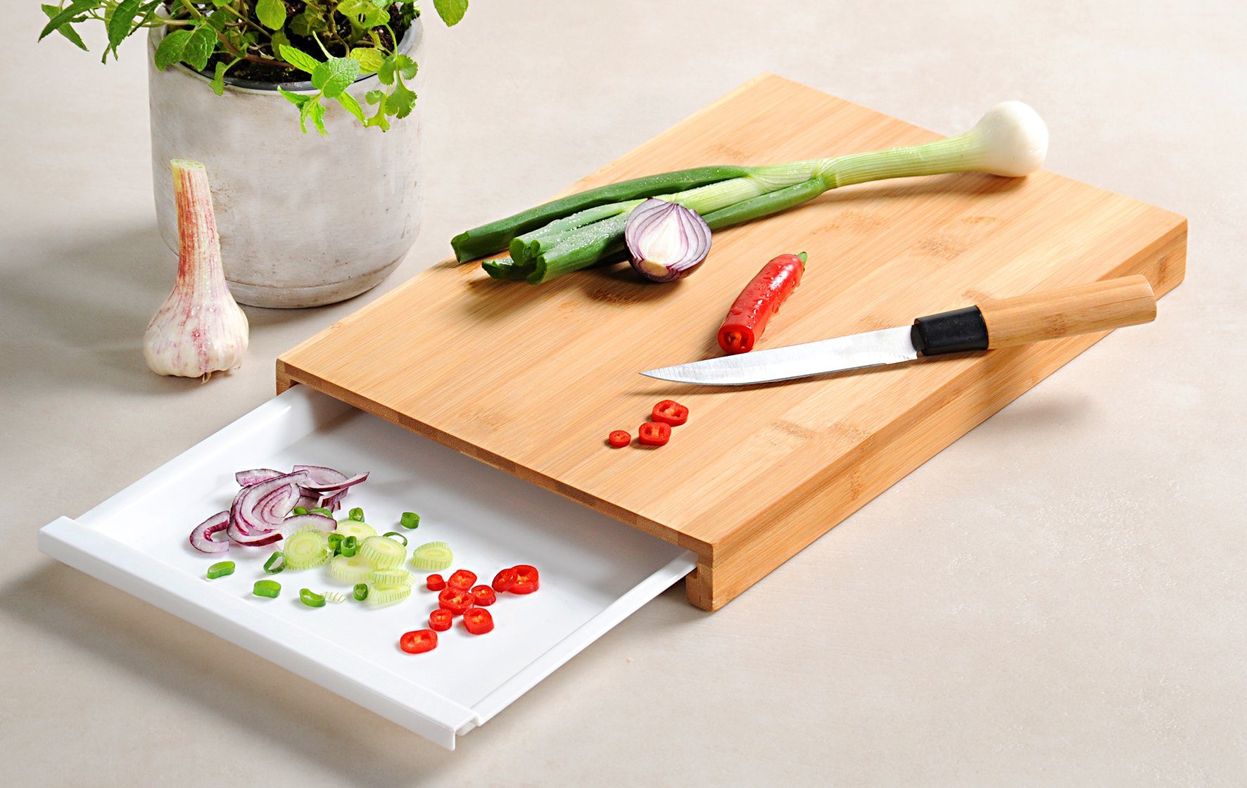 KESPER for kitchen & home Schneidebrett »Bambus Schneideplatte mit  Auffangschale«, herausziehbare Kunststoffschale