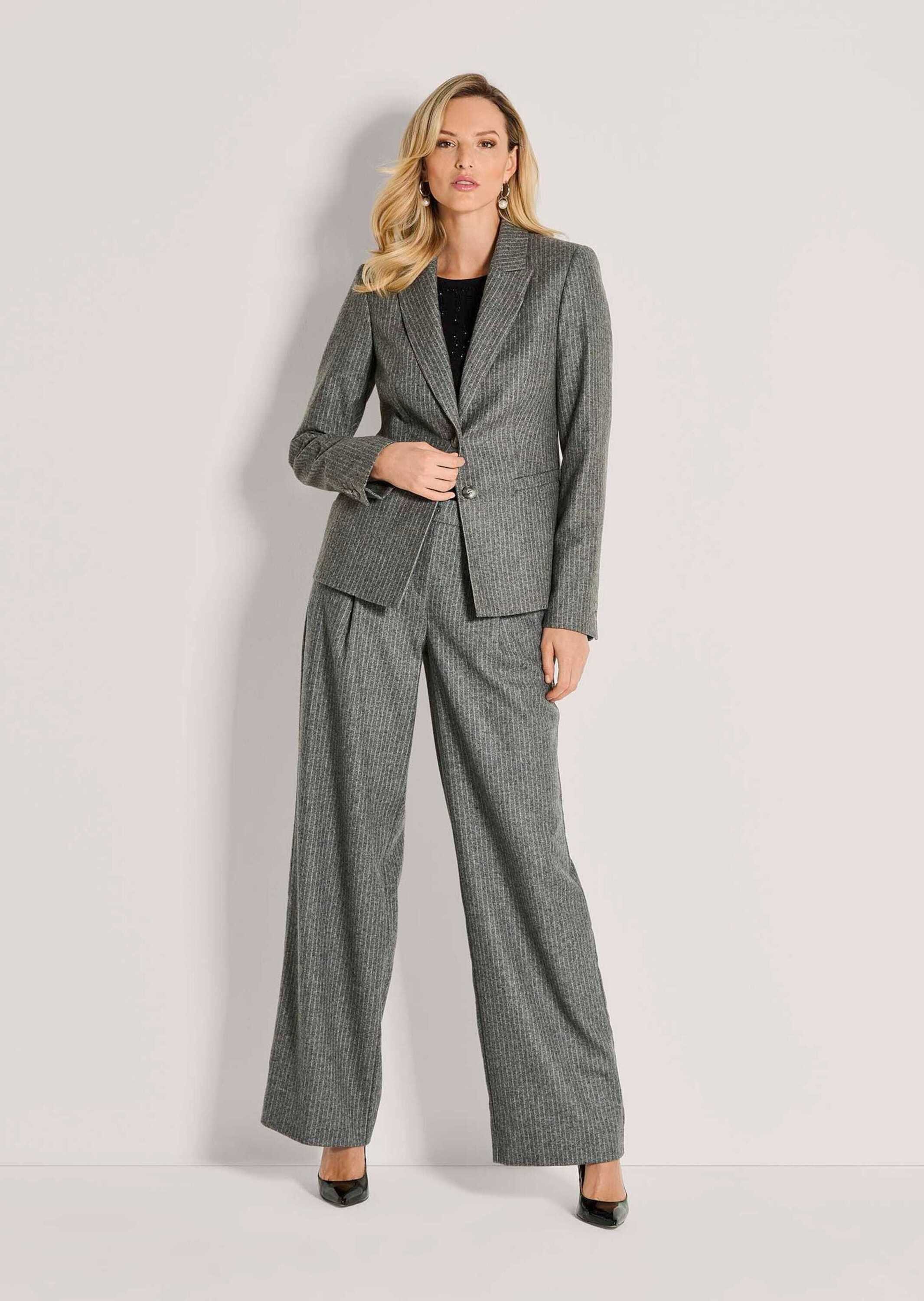 MADELEINE Kurzblazer Eleganter Einreiher mit Kreidestreifen Klassischer Blazer mit Reverskragen, Langarm, dezente Leistentaschen