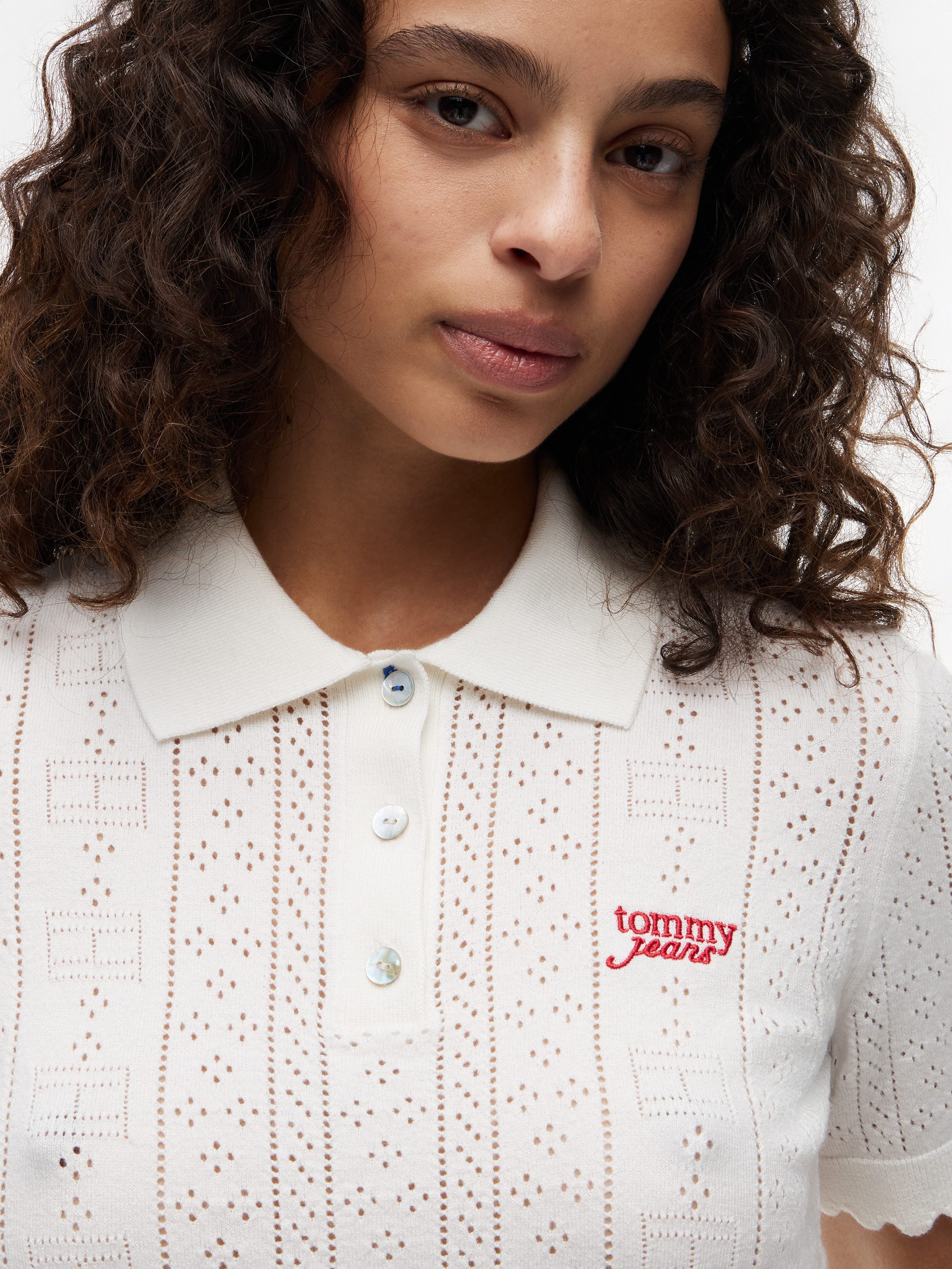 Tommy Jeans Kurzarmpullover TJW POINTELLE POLO SWEATER Viskosemischung, Pointelle Strickmuster, gewellte Säume