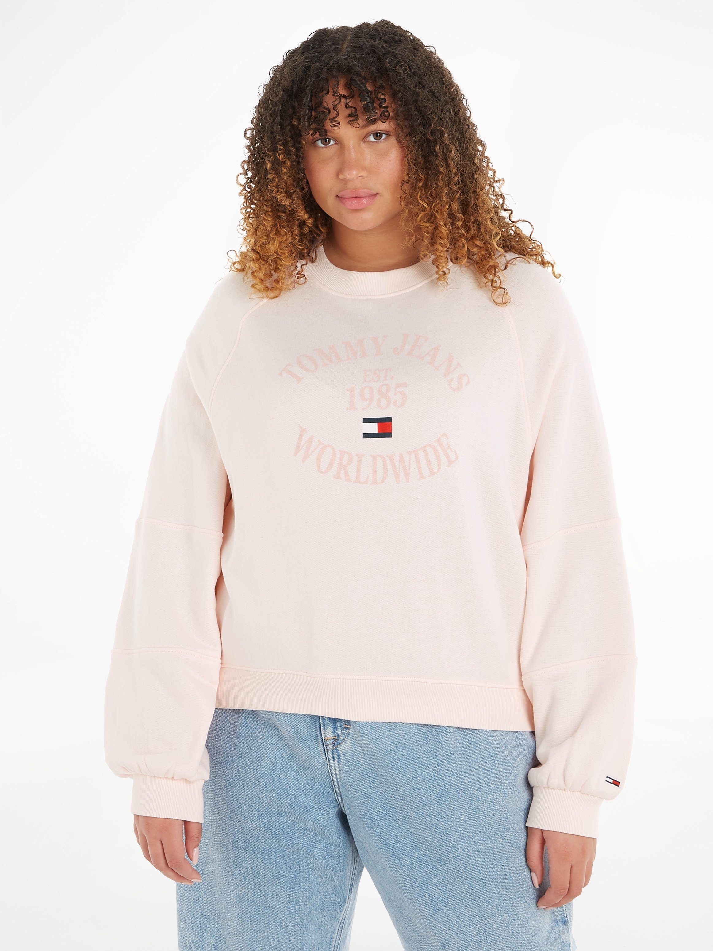 Tommy Jeans Curve Sweatshirt TJW CRV RLX WORLDWIDE RGLN CREW PLUS SIZE CURVE ,mit modischem Tommy Jeans Logo-Schriftzug & Flag