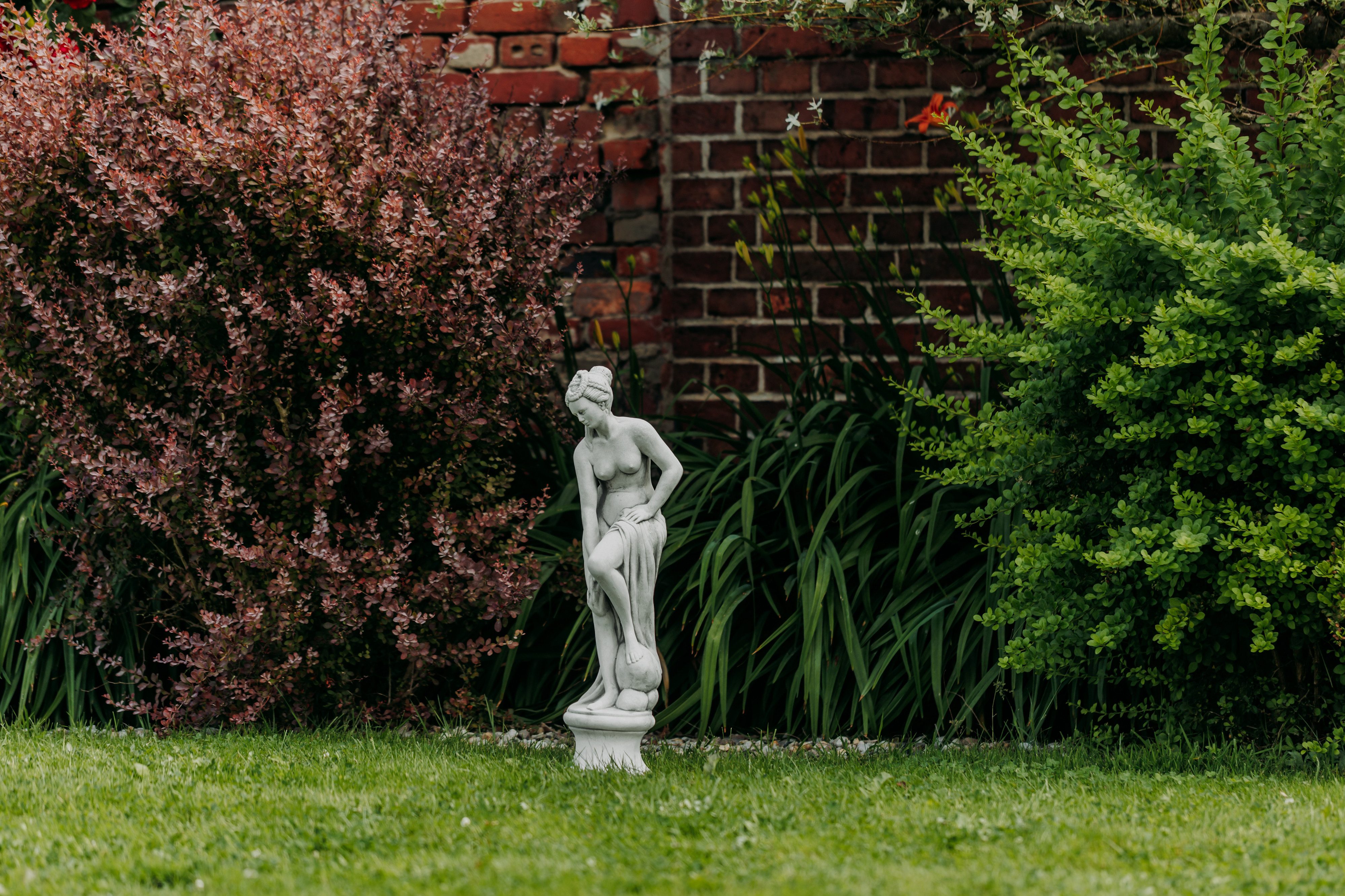 gartendekoparadies.de Gartenfigur Statue "Badende Venus" Steinfigur, H. 75 cm, 19 kg, Frostsicher