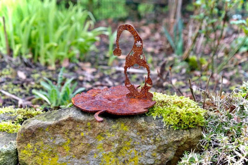 ILLUMINO Gartenfigur Kantenhocker Wichtel mit Blatt Sitzenbleiber Gartendeko Metall Rost