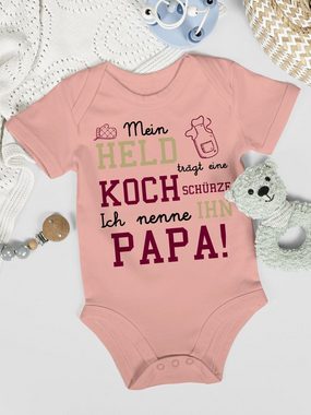 Shirtracer Shirtbody Mein Held trägt eine Kochschürze Sprüche Baby