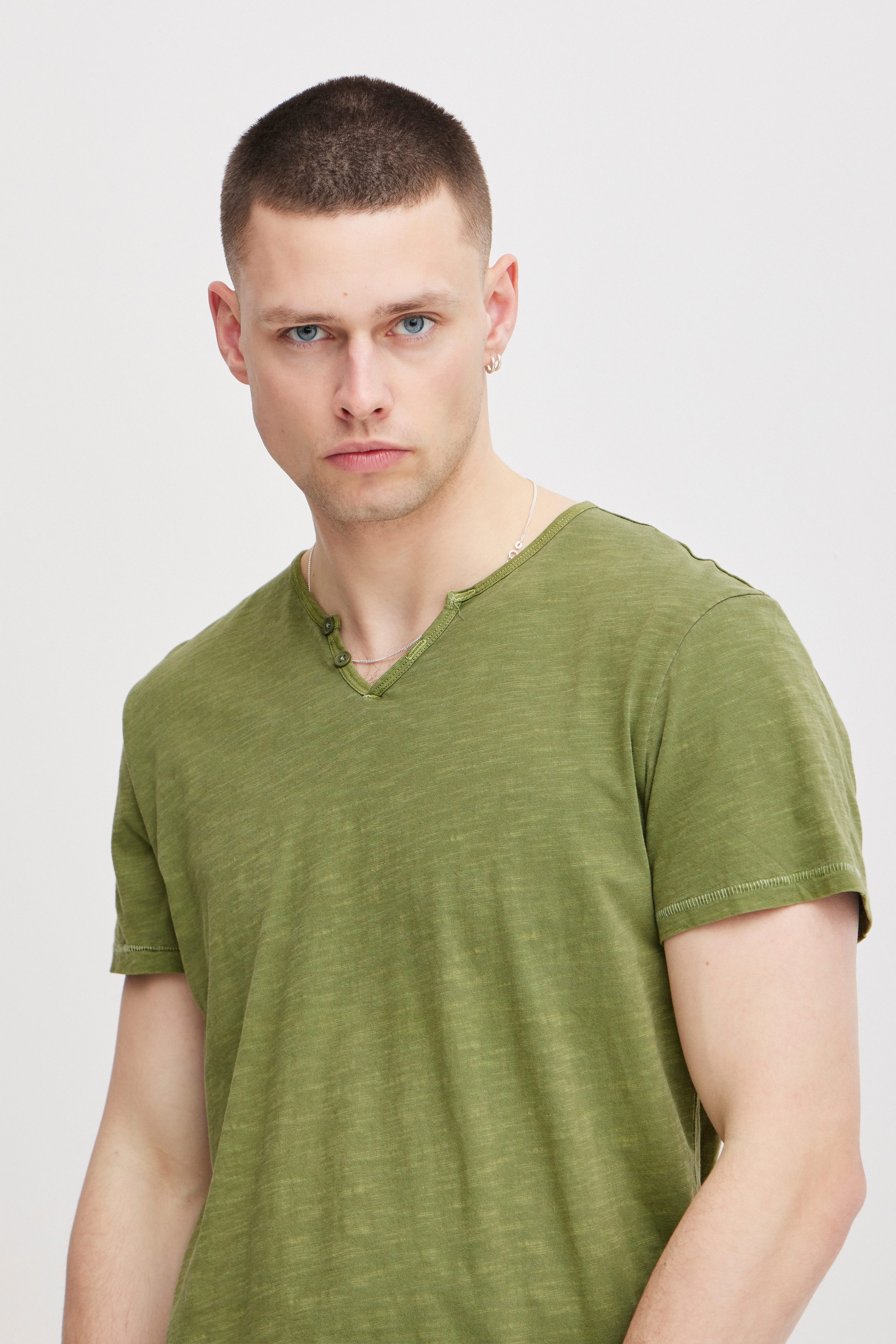 Blend T-Shirt BHAshton split neck tee mit Deko-Knopfdetail am Ausschnitt – Bild 3 von 5