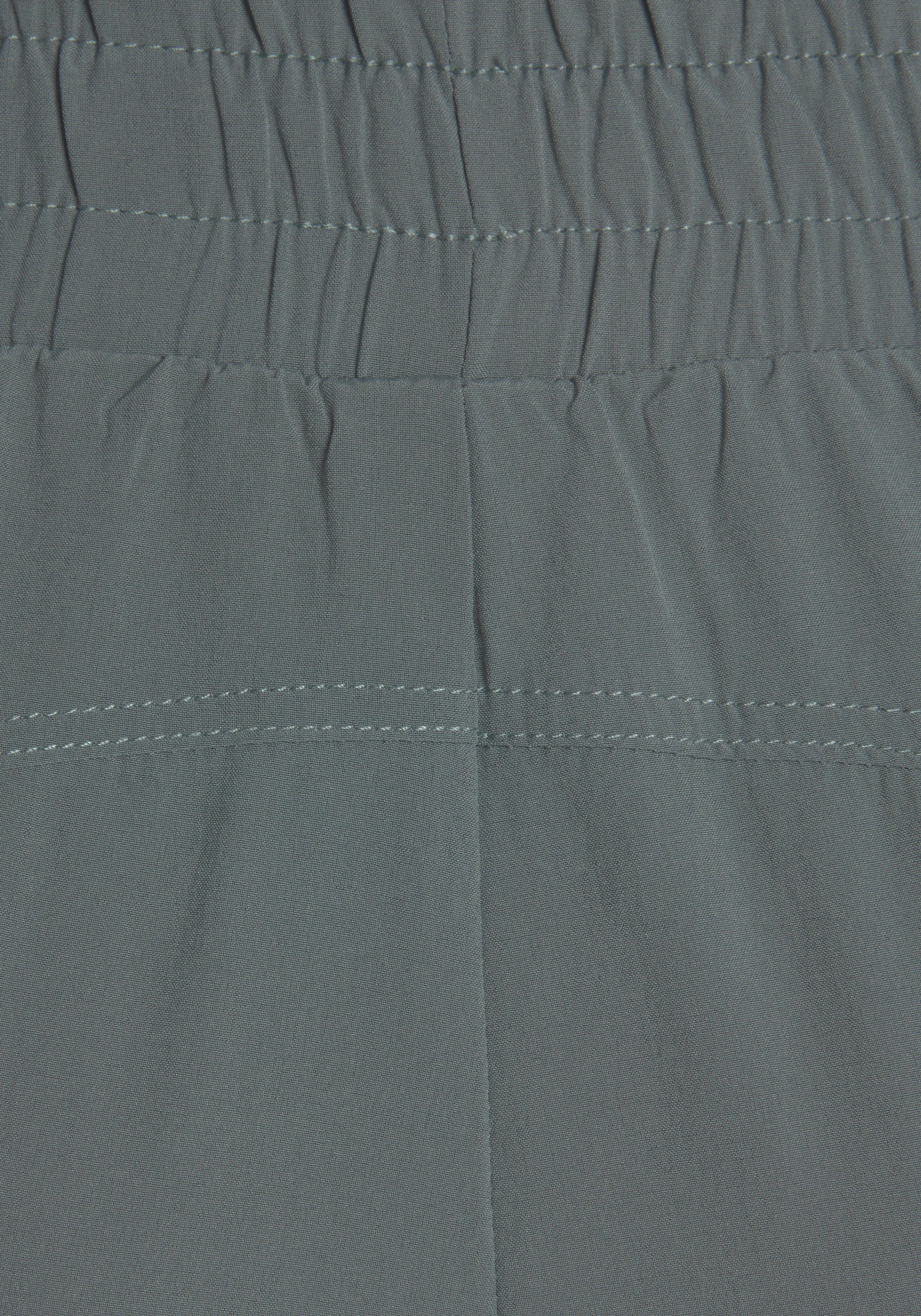 Reißverschlusstaschen LASCANA mit dunkelgrün Shorts ACTIVE