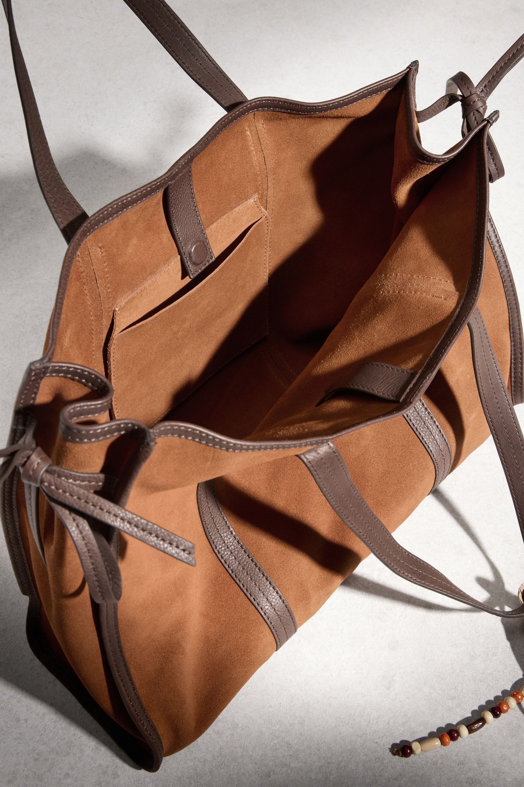 Next Umhängetasche N. Premium Oversized Schultertasche, Veloursleder (1-tlg)