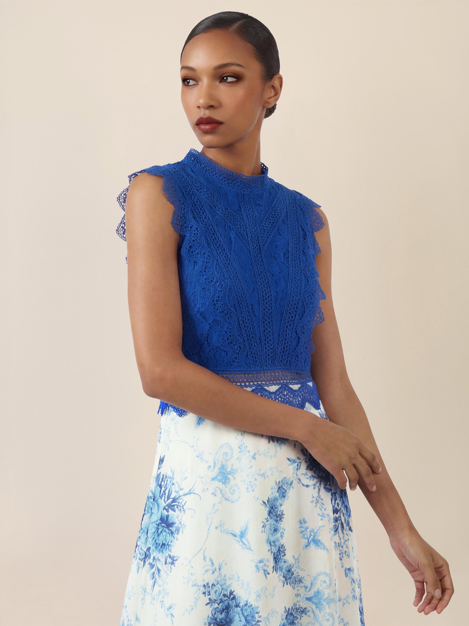 Apart Abendkleid mit Spitze und floralem Rock