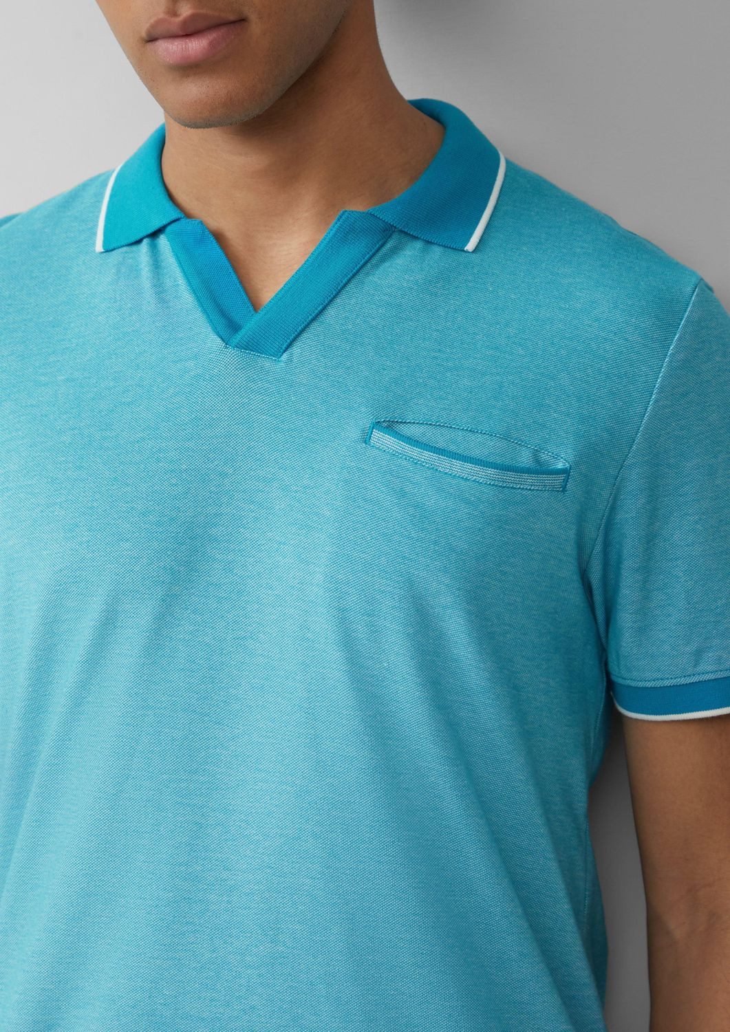 s.Oliver Poloshirt Poloshirt zweifarbiger Piqué, offener V-Ausschnitt, abgesetzte Rippbündchen