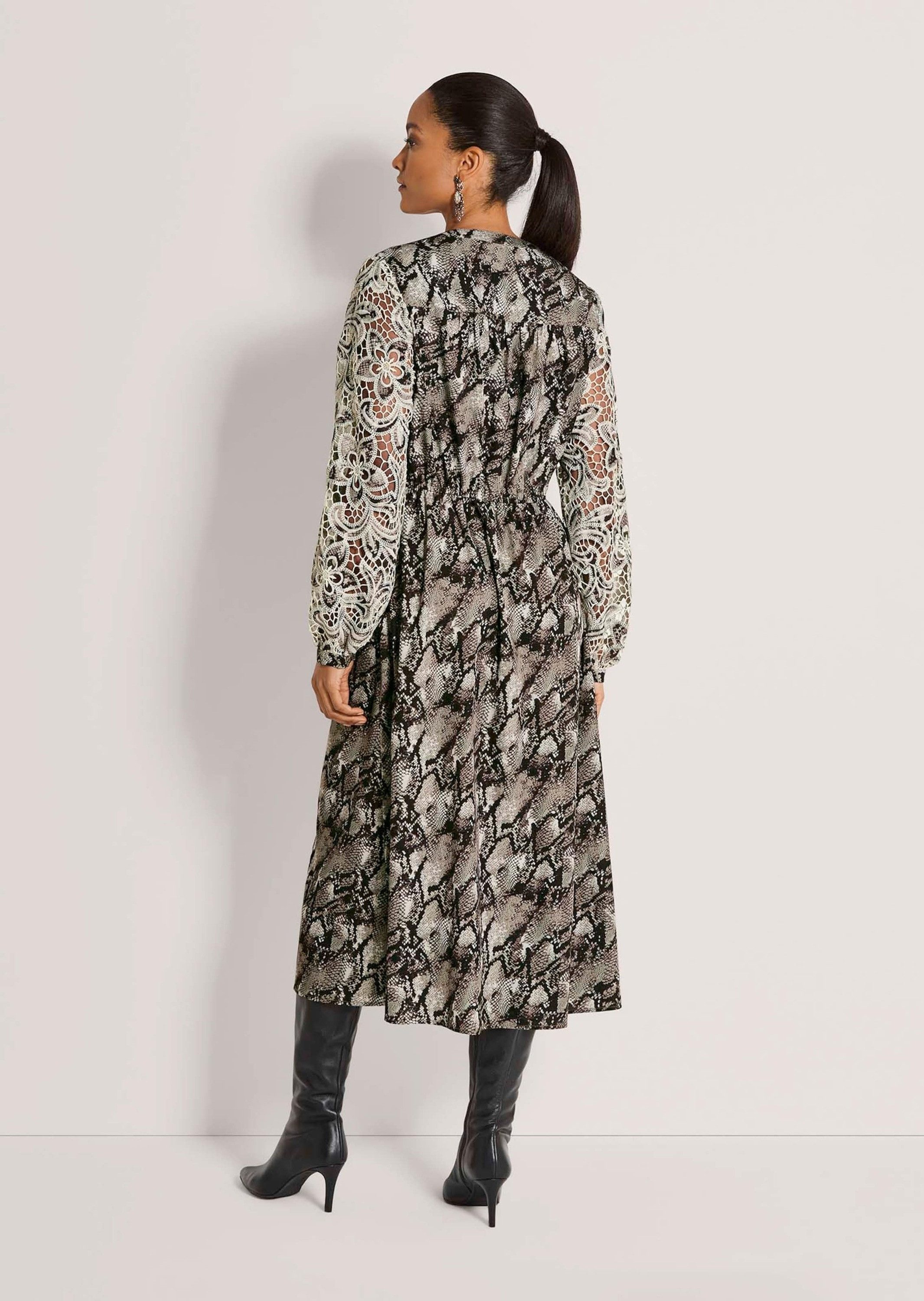 MADELEINE Midikleid Kleid mit Schlangen-Druck Rundhalsblende & filigrane Ärmel