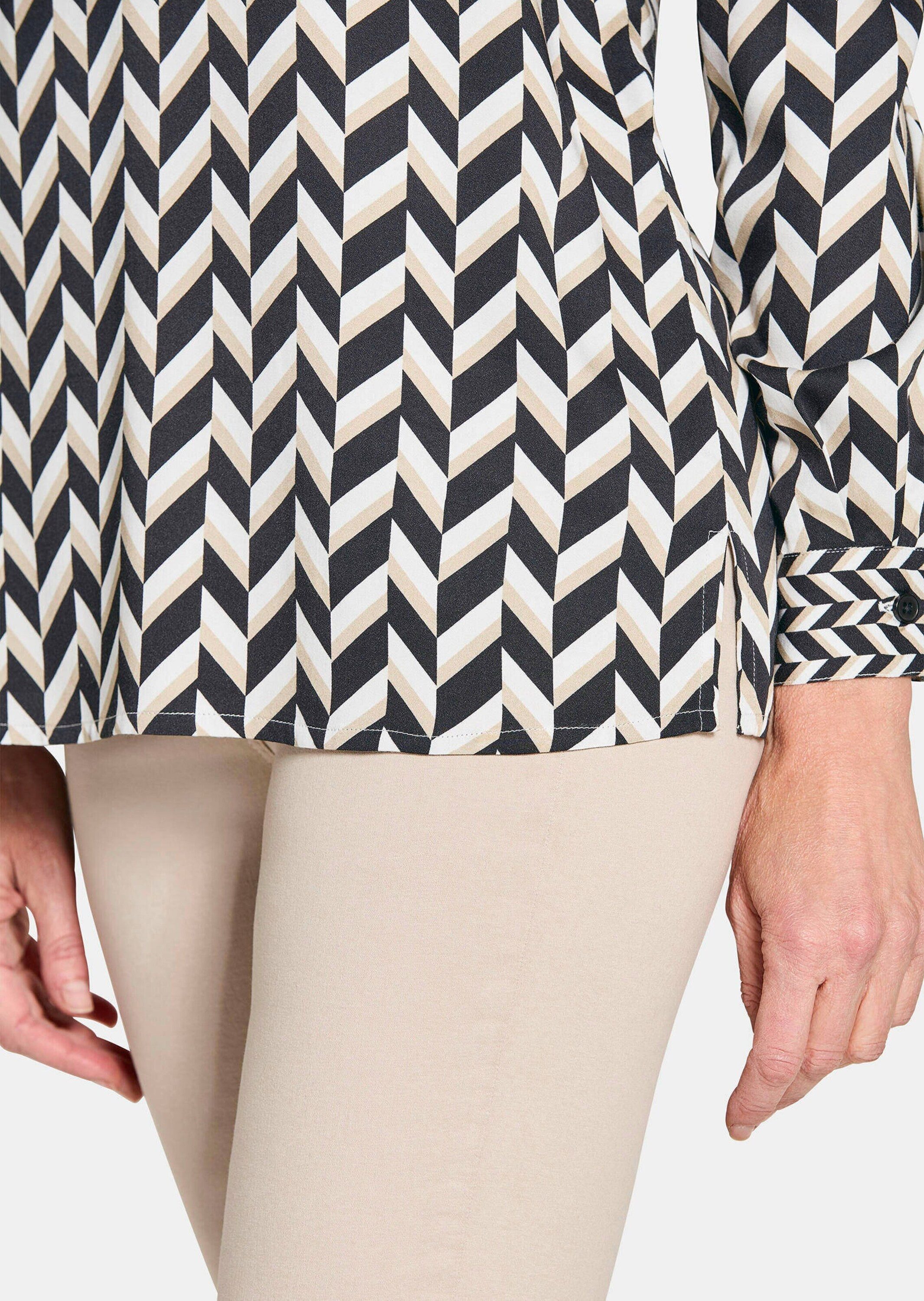 GOLDNER Schlupfbluse Kurzgröße: Grafische Viskosebluse mit Rundhals Elegante Schlupfbluse mit Seitennahtschlitzen und langen Ärmeln