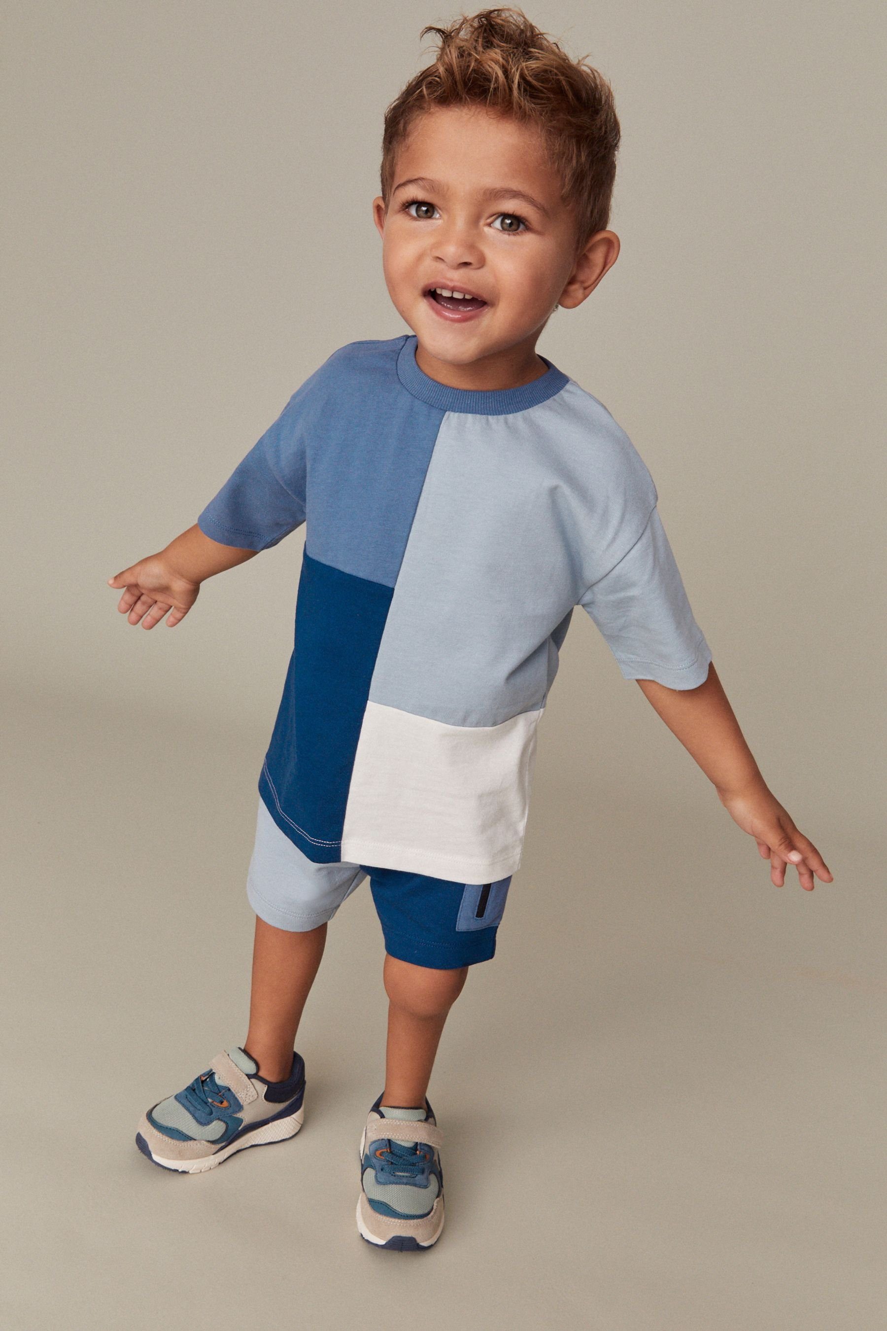 Blockfarben in Oversized Shorts Set und Kurzarm-T-Shirt Shirt & Hose im Next Blue (2-tlg)