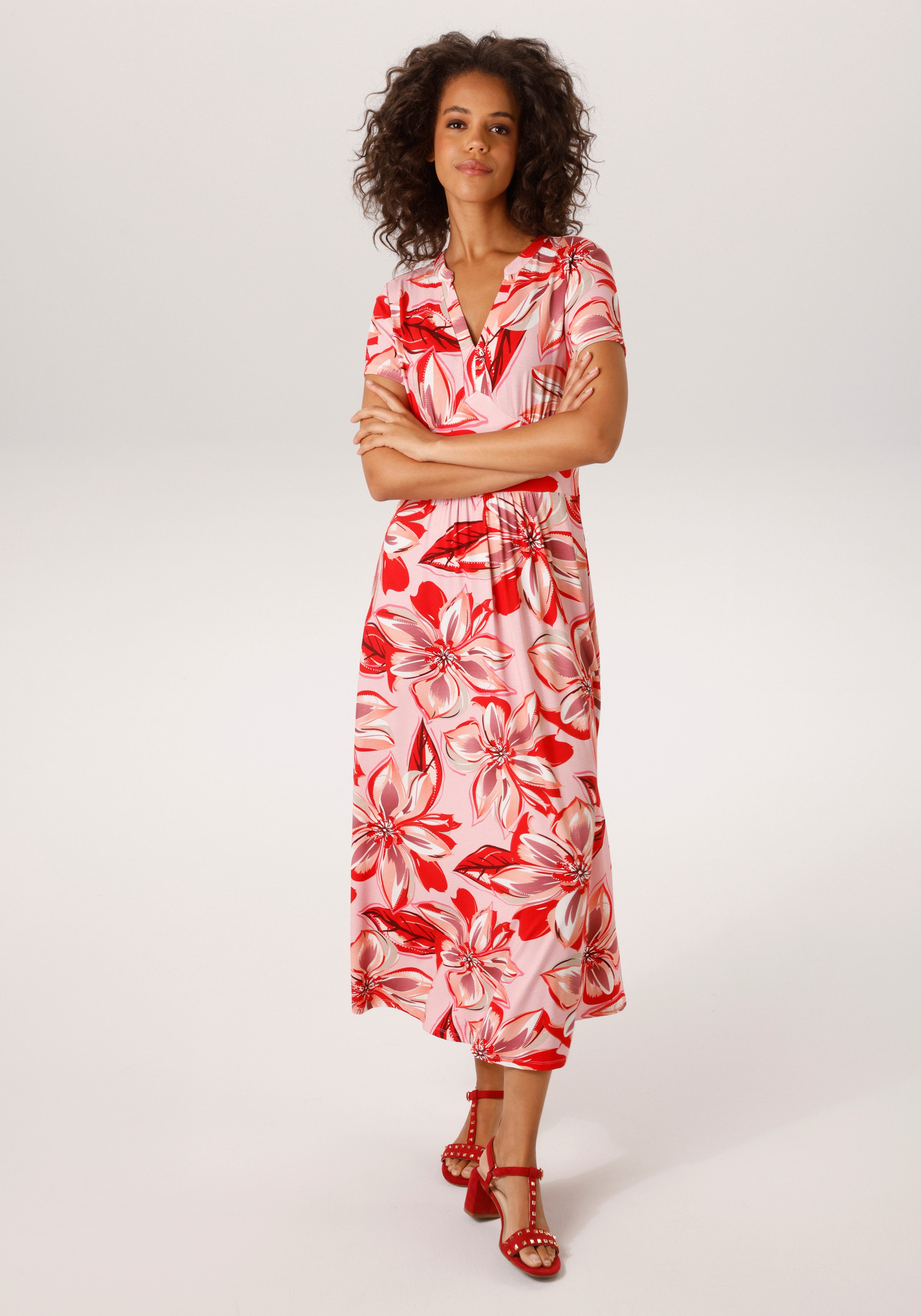 Aniston CASUAL Sommerkleid mit farbharmonischen, großflächigen Blüten bedruckt - NEUE KOLLEKTION. € 49,99, (€ 49,99 pro 1 Stk).