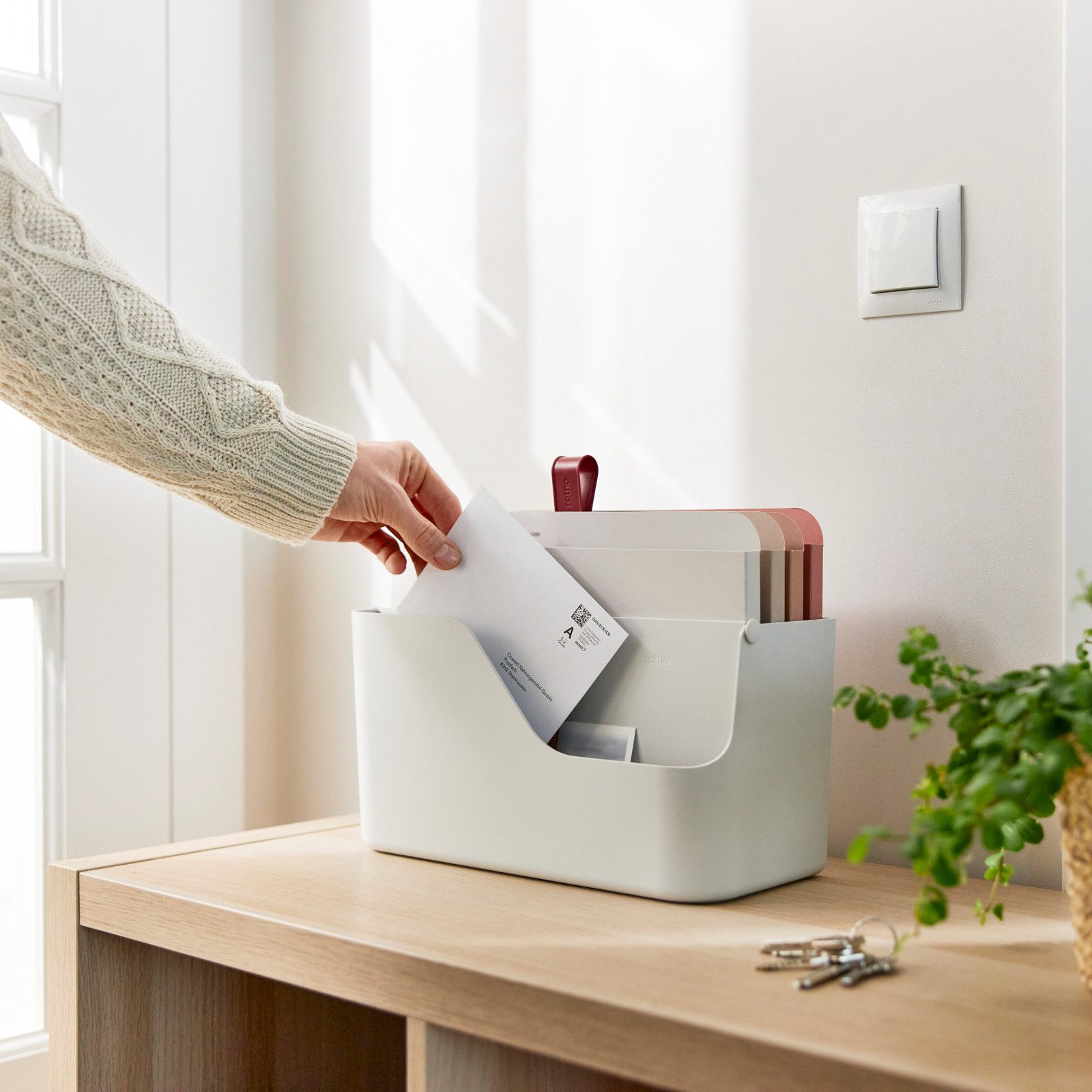 ROTHO Briefablage, integrierte Fächer ermöglichen eine einfache Organisation.