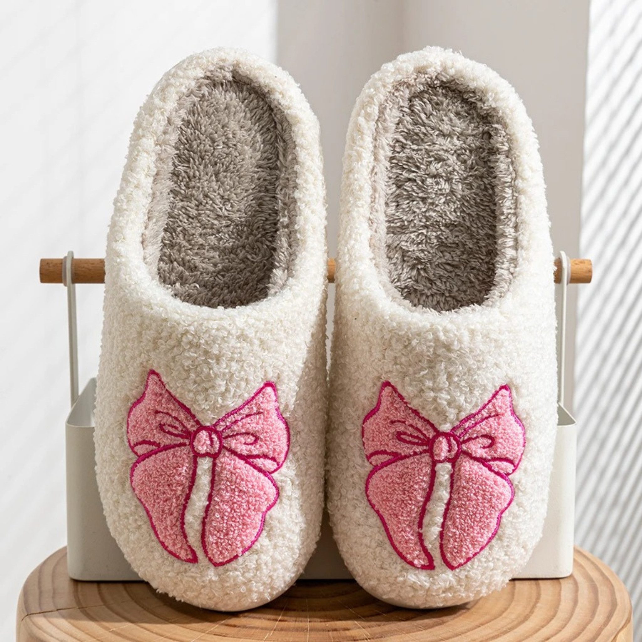 NEXORA Kuschelige Damen-Hausschuhe mit Schleife – Weich, Warm & Bequem Plüsch Hausschuhe kuschelige Slipper Damen mit Schleife