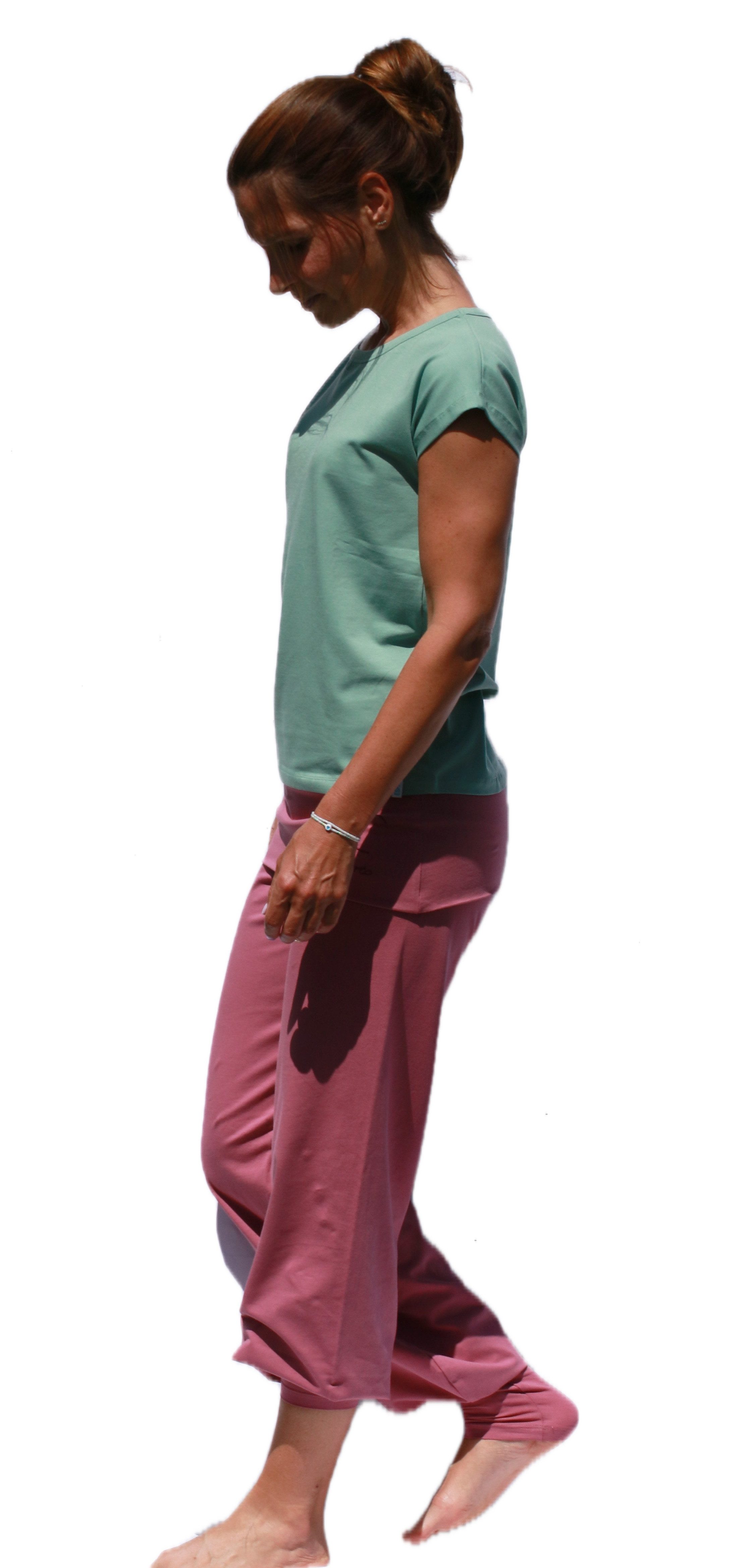 ESPARTO Yogatop T-Shirt Chaay für Yoga und Pilates Das Rückenteil ist etwas länger mit gerundetem Saum.