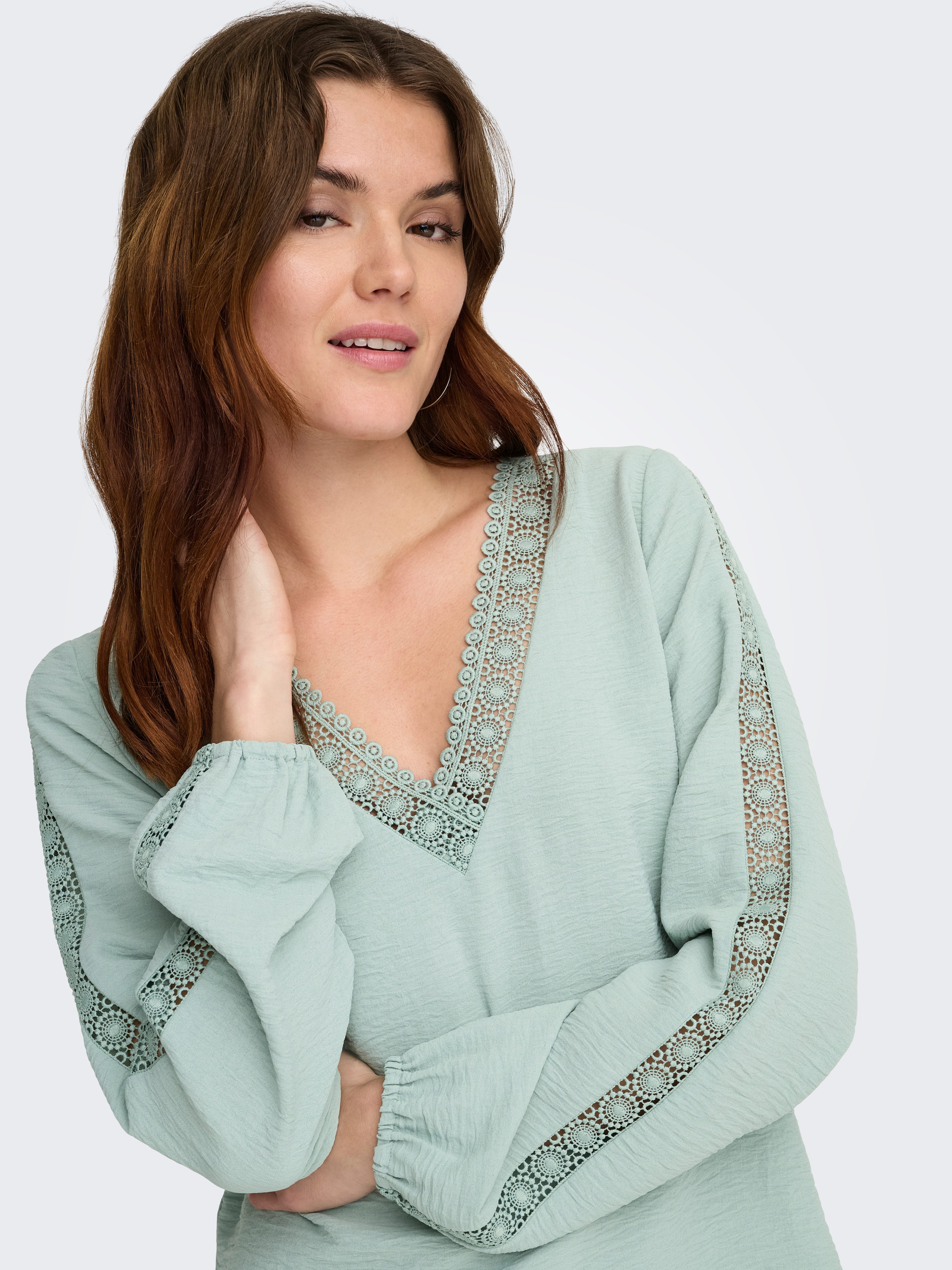 ONLY Langarmbluse ONLGREGOR METTE LS LACE TOP WVN Kunstfaser, regular fit, V-Ausschnitt, Regular Waist