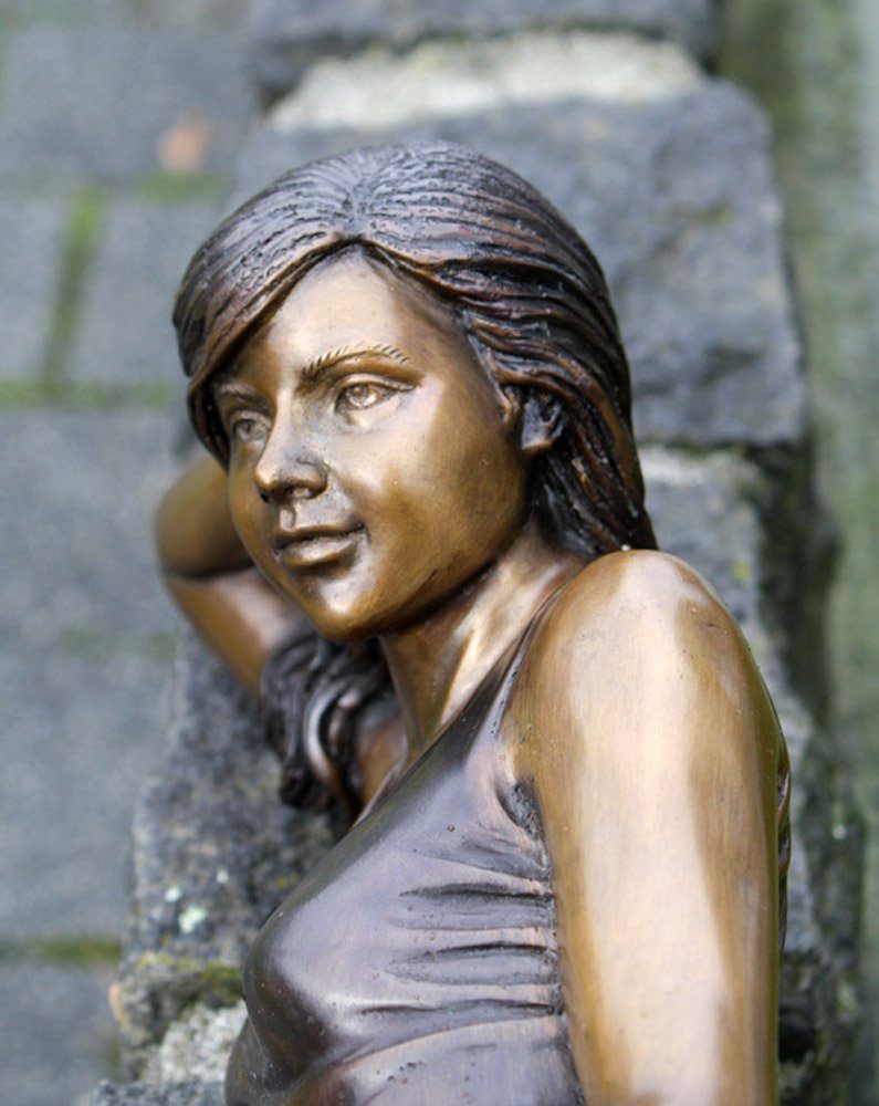 Skulptur Bronzeskulpturen einer Frau liegende Bronzefigur