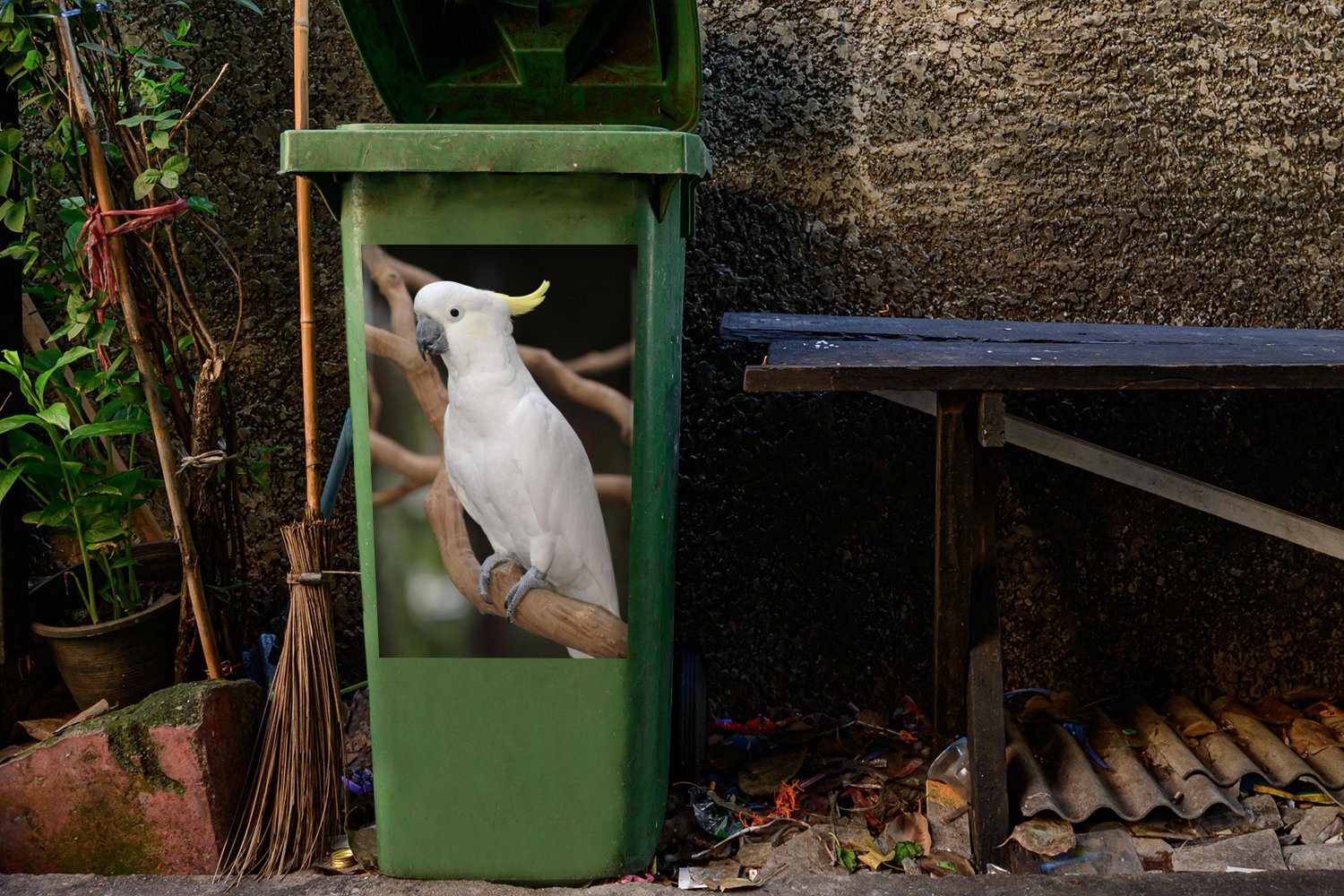 Mülltonne, mit einem gelbem Abfalbehälter in Kakadu (1 MuchoWow Sticker, Kamm Mülleimer-aufkleber, Weißer Baum Wandsticker St), Container,