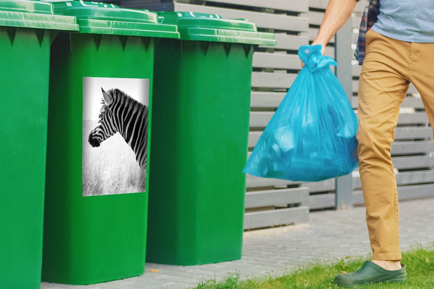 MuchoWow Wandsticker Zebra im St), Abfalbehälter Container, Mülleimer-aufkleber, Mülltonne, Gras hohen (1 Sticker