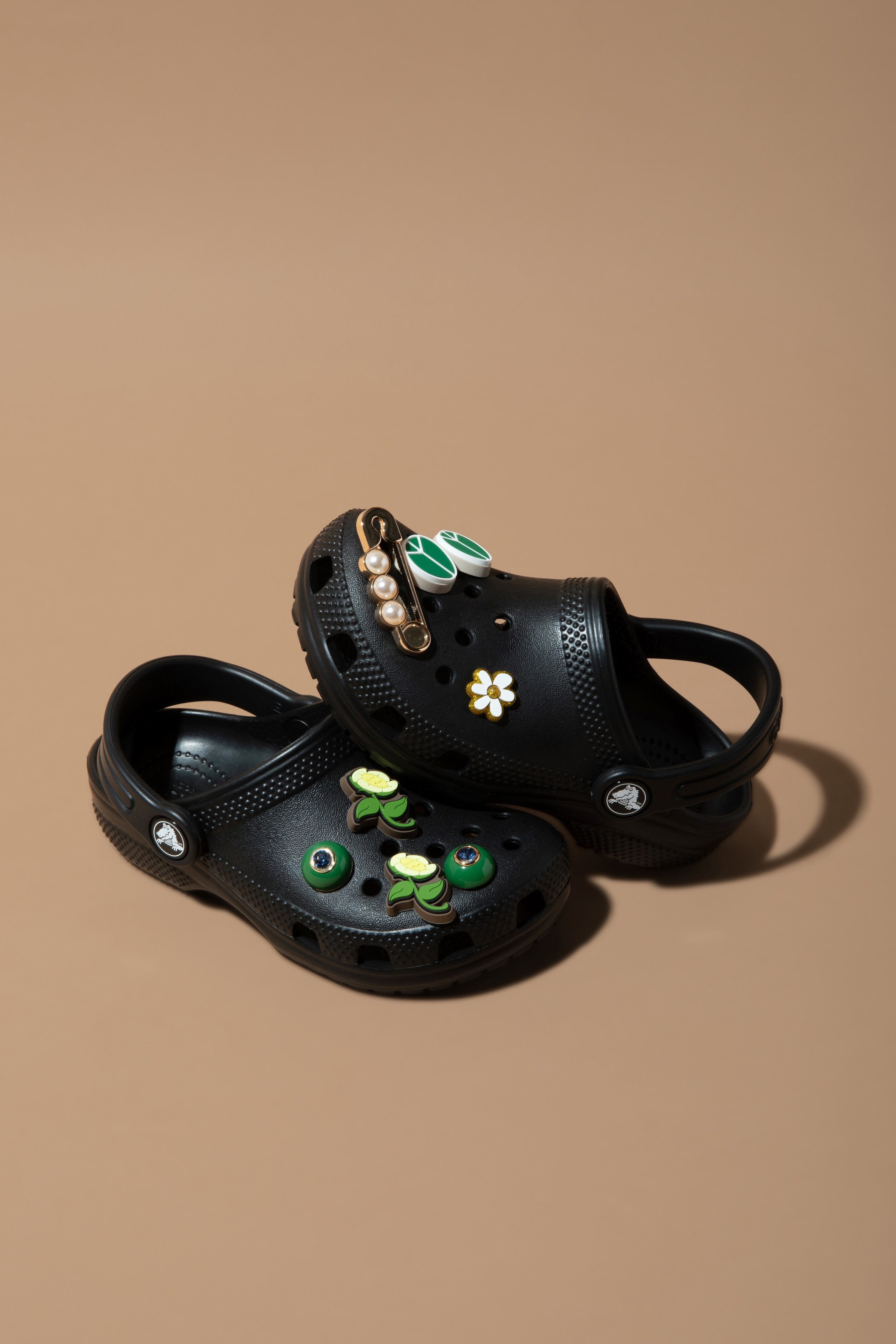 Crocs Classic K Clog Sommerschuh, Hausschuh, Badeschuh mit schwenkbarem Fersenriemchen