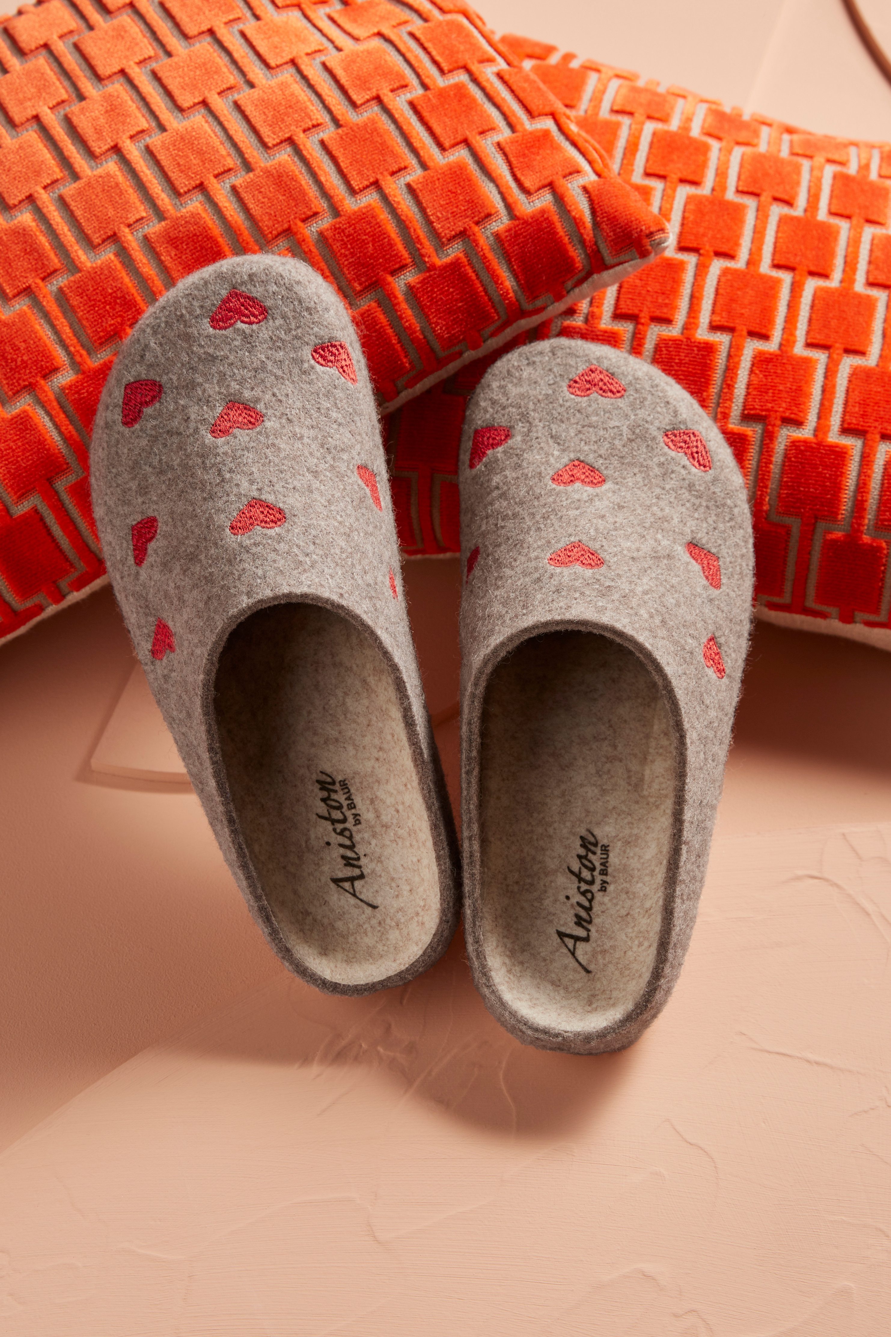 Aniston SHOES Clog Hausschuh, Homeslipper mit Herzchen-Stickerei - NEUE KOL günstig online kaufen