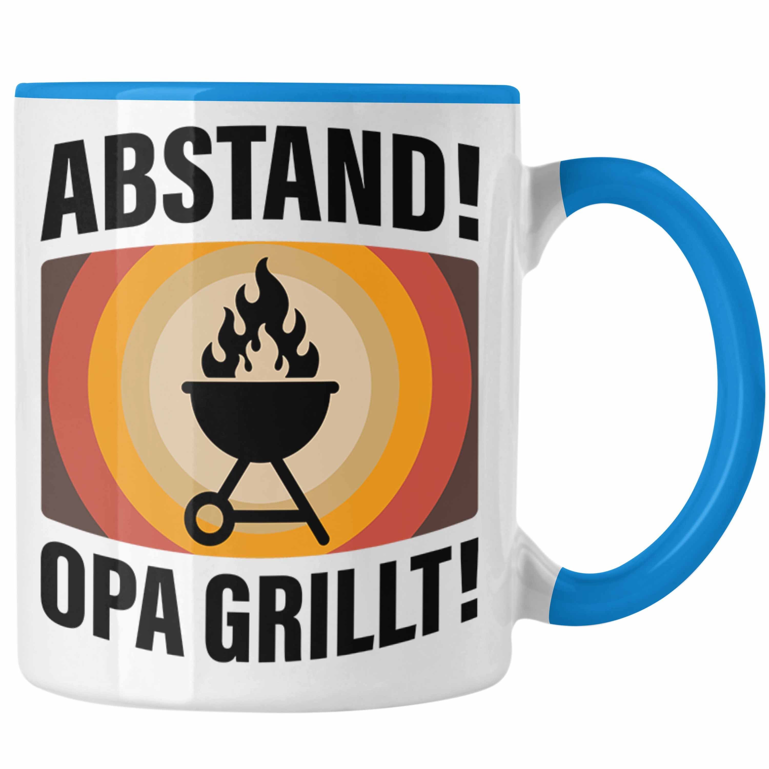 Trendation Tasse Trendation - Opa Grillt Tasse Geschenk Geschenkidee Großvater Sommer Grillen BBQ Vatertag Opa Blau