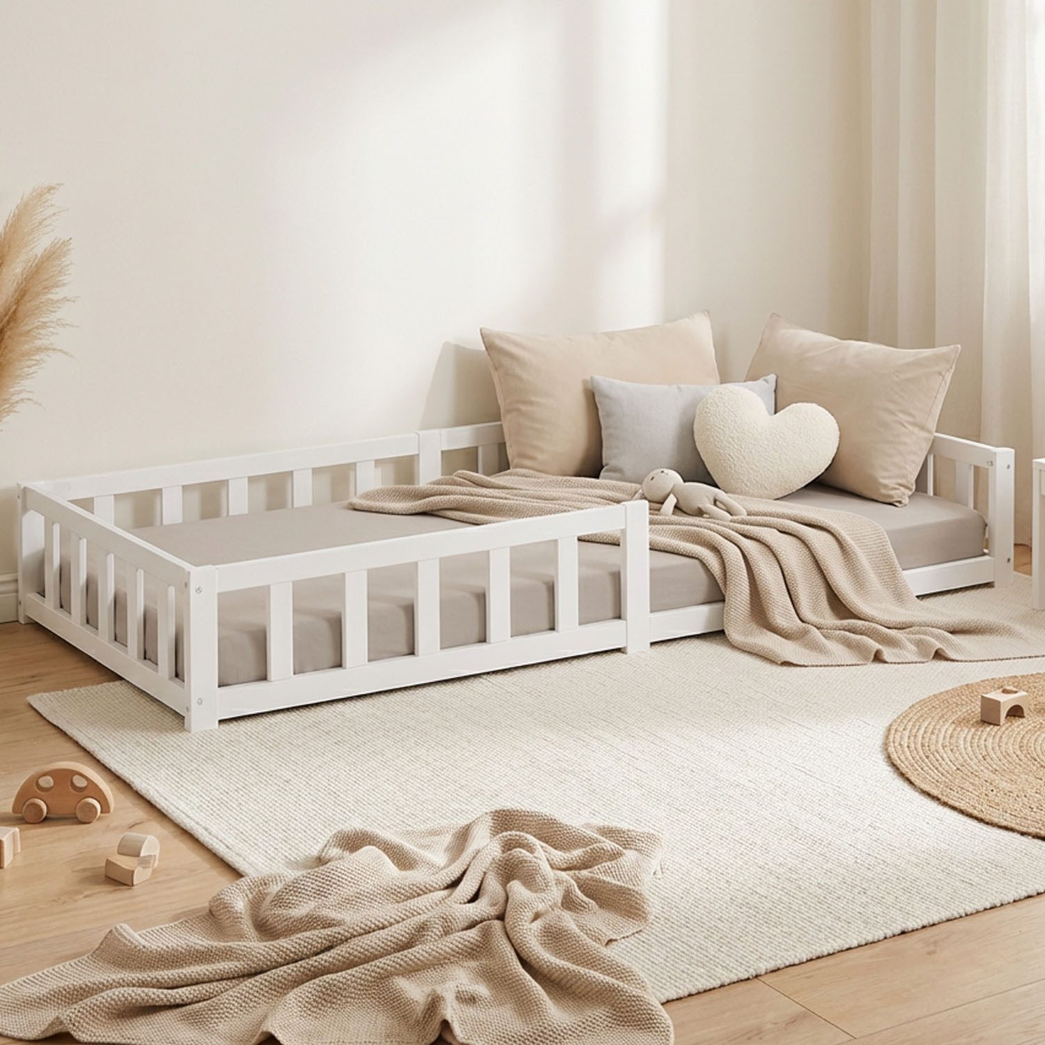 Homestyle4u Kinderbett 90x200 / 120x200 Weiß Natur Holzbett Bodenbett Montessori Kleinkind (Set, mit Lattenrost), mit Rausfallschutz