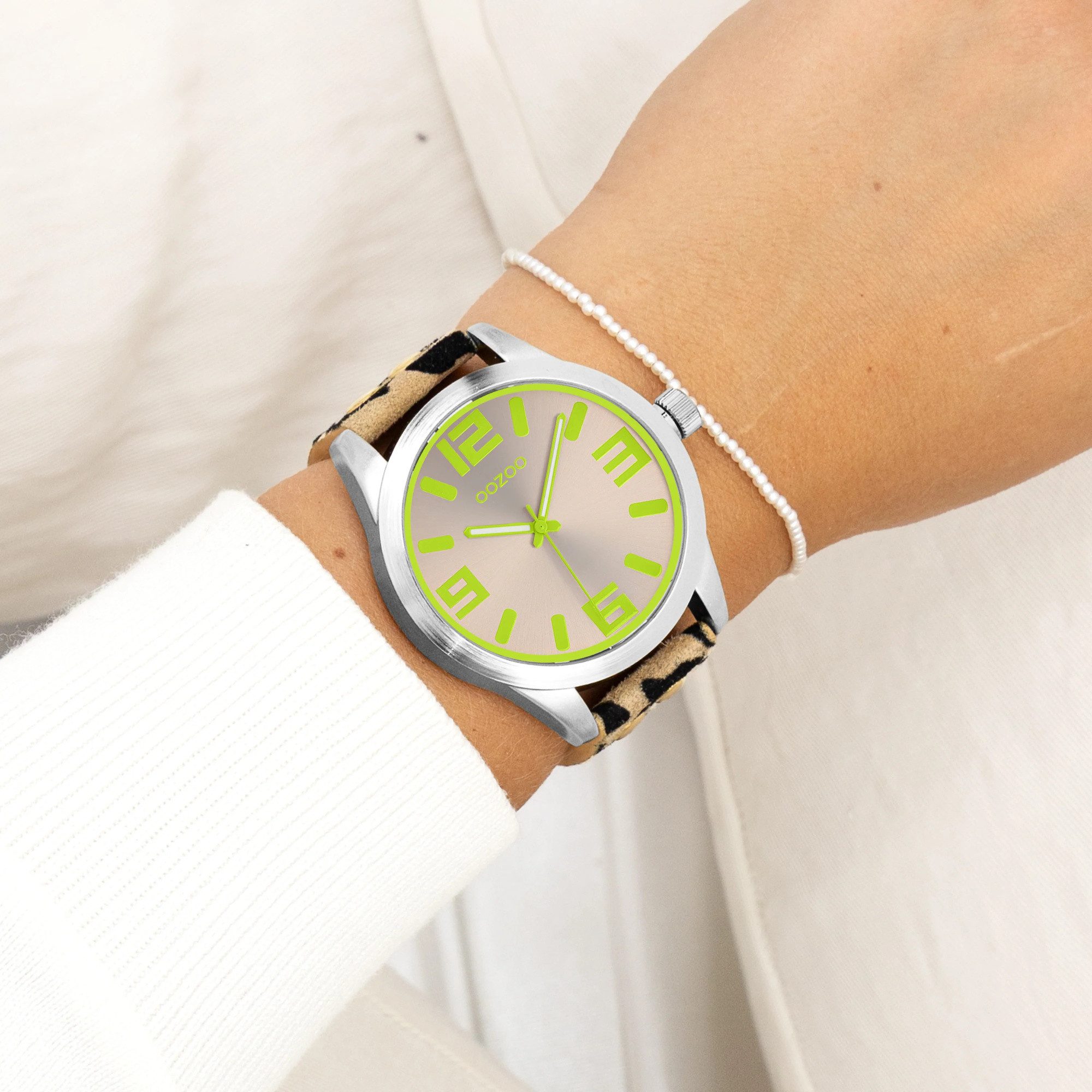 OOZOO Quarzuhr XXL Damenuhr C0902 – Taupe & Lemon – Animalprint-Lederband – 46 mm