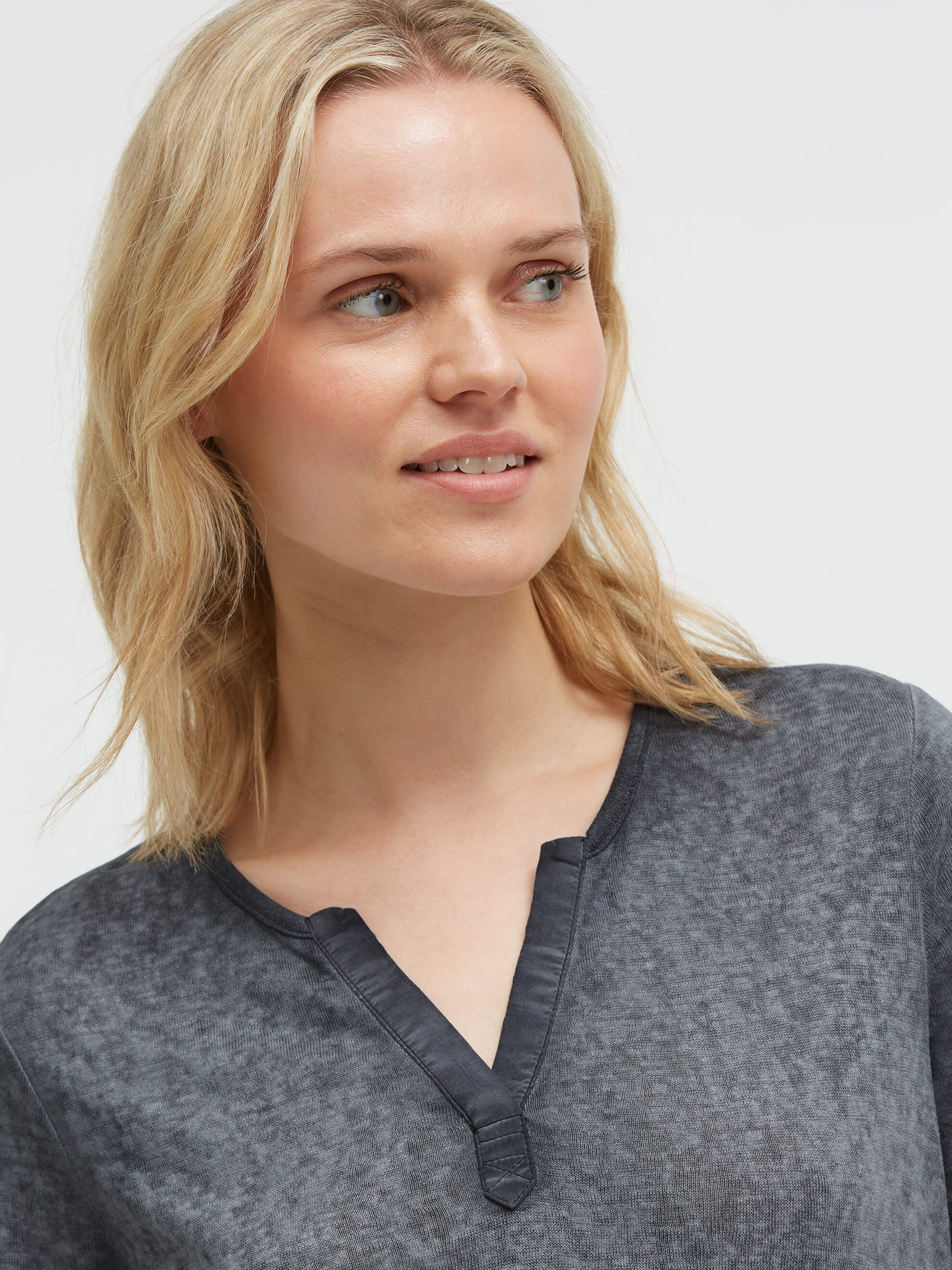 SOCCX V-Shirt mit fixierten Turn-Up-Ärmeln – Bild 4 von 5