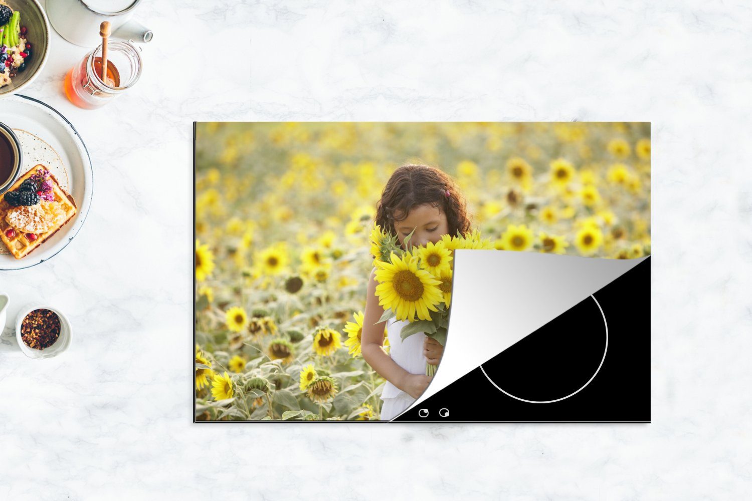 küche, MuchoWow Vinyl, Induktionskochfeld die Blumenstrauß cm, (1 81x52 für Schutz Ceranfeldabdeckung tlg), einem aus Mädchen Herdblende-/Abdeckplatte Sonnenblumen, mit