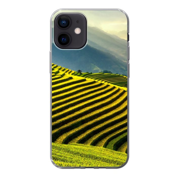 MuchoWow Handyhülle Terrassen von Reisfeldern mit einer Berglandschaft im Hintergrund in Handyhülle Apple iPhone 12 Smartphone-Bumper Print Handy