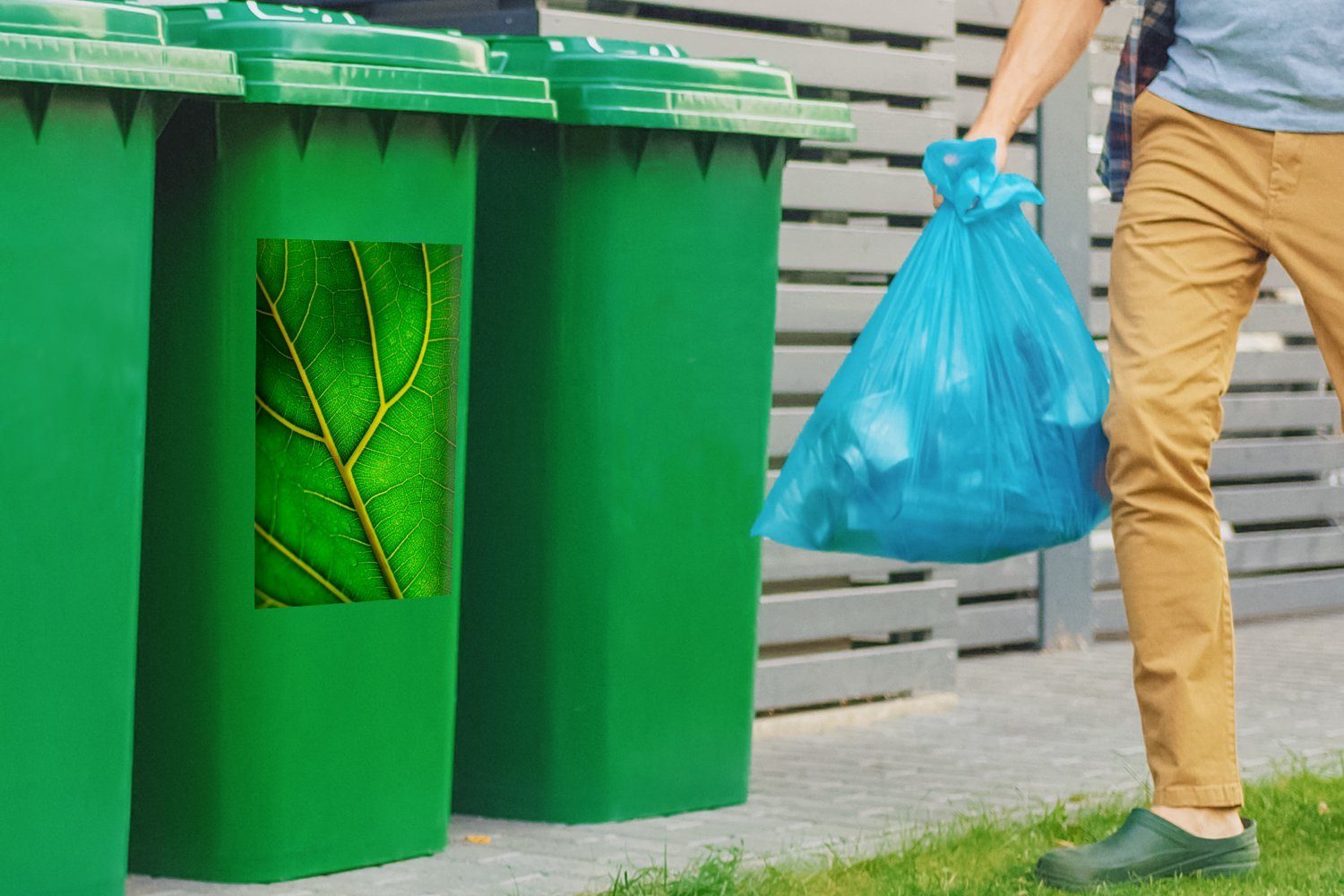 MuchoWow Wandsticker Unterseite eines großen (1 St), Sticker, Mülltonne, Abfalbehälter Mülleimer-aufkleber, grünen Blattes Container