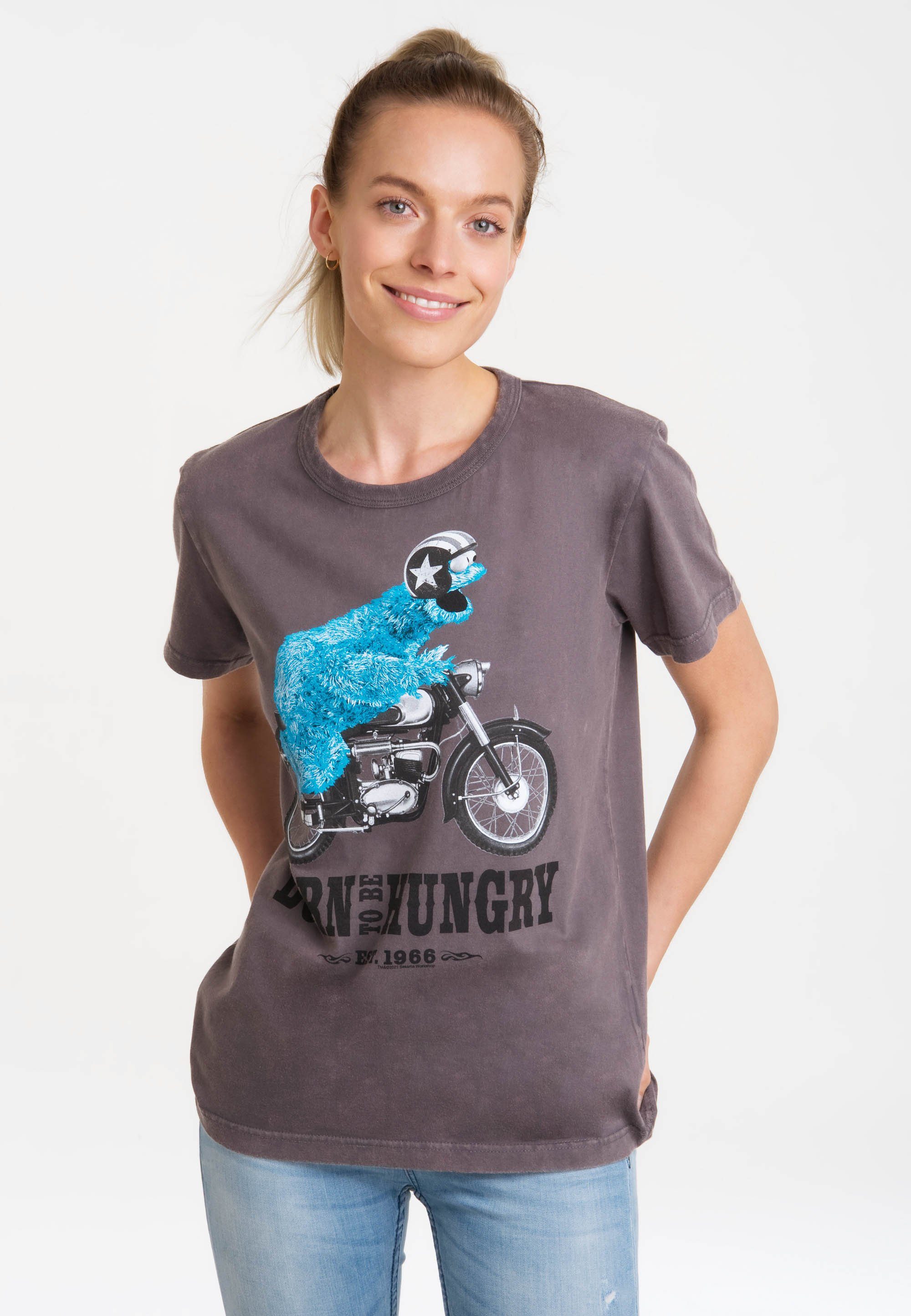 Baumwolle reiner angenehm mit - weich Motorrad Print, Liegt Krümelmonster lizenziertem LOGOSHIRT Haut der auf T-Shirt dank Sesamstrasse