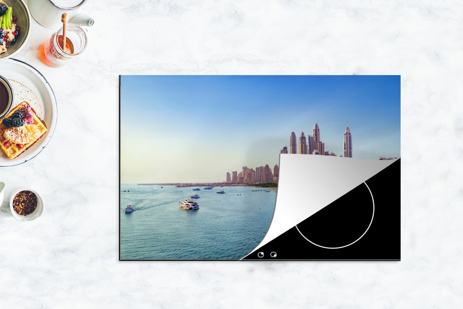 wunderschönen vor (1 der tlg), Herdblende-/Abdeckplatte von Bild MuchoWow küche, Induktionskochfeld Schutz Küste hellblauen die 81x52 Meeres cm, des Dubai, für Vinyl, Ceranfeldabdeckung