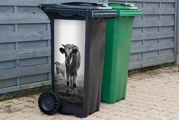 MuchoWow Wandsticker Kühe im Morgennebel schwarz-weiß Foto (1 St), Mülleimer-aufkleber, Mülltonne, Sticker, Container, Abfalbehälter