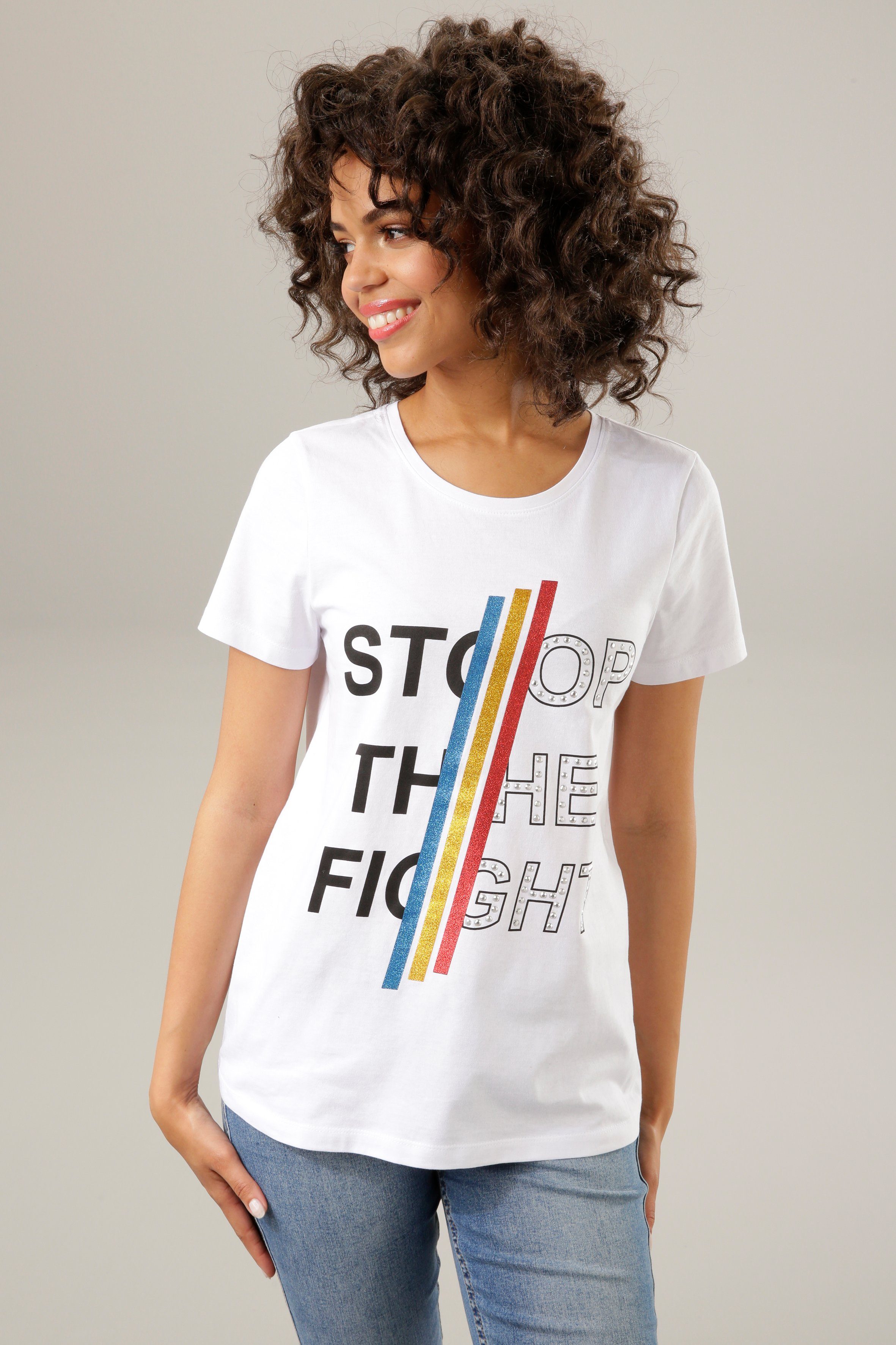 mit CASUAL und Print-Shirt Aniston bunten Glitzerstreifen, Schriftzug Nieten