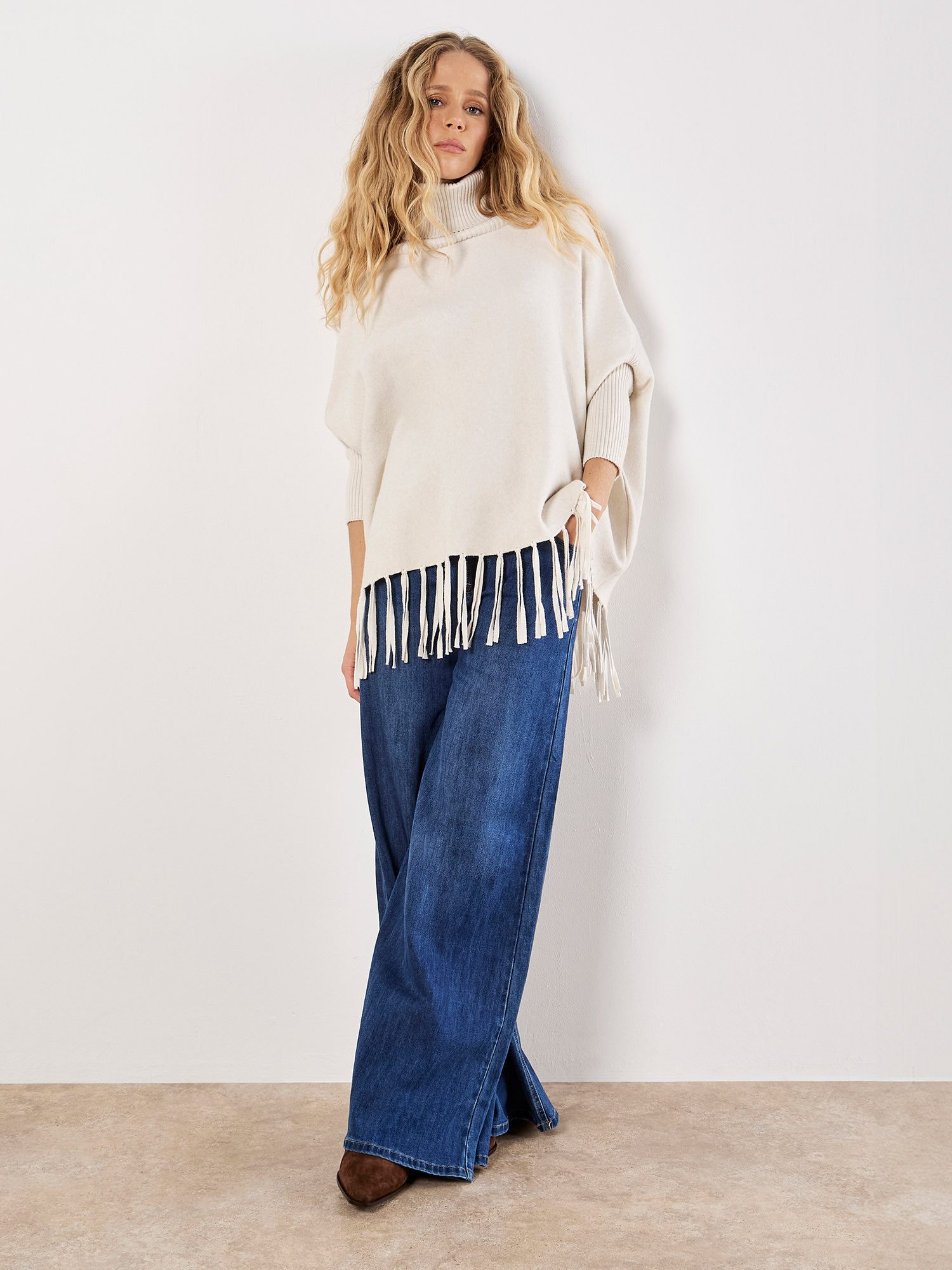 Apricot Rollkragenpullover Pullover-Poncho mit Fransen
