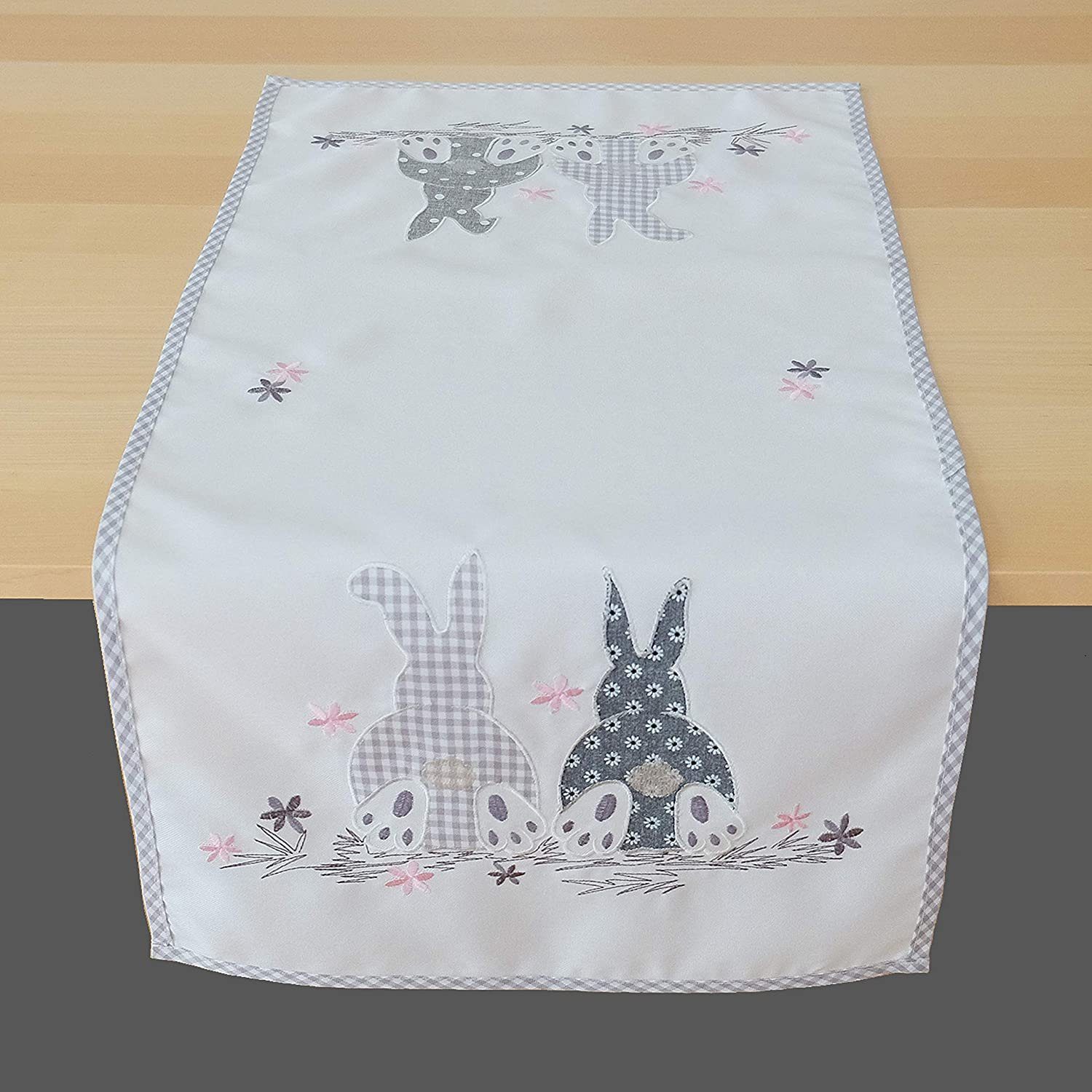 TextilDepot24 Tischdecke mit Stickerei Drei Hasen mehrfarbig, bestickt | Tischdecken