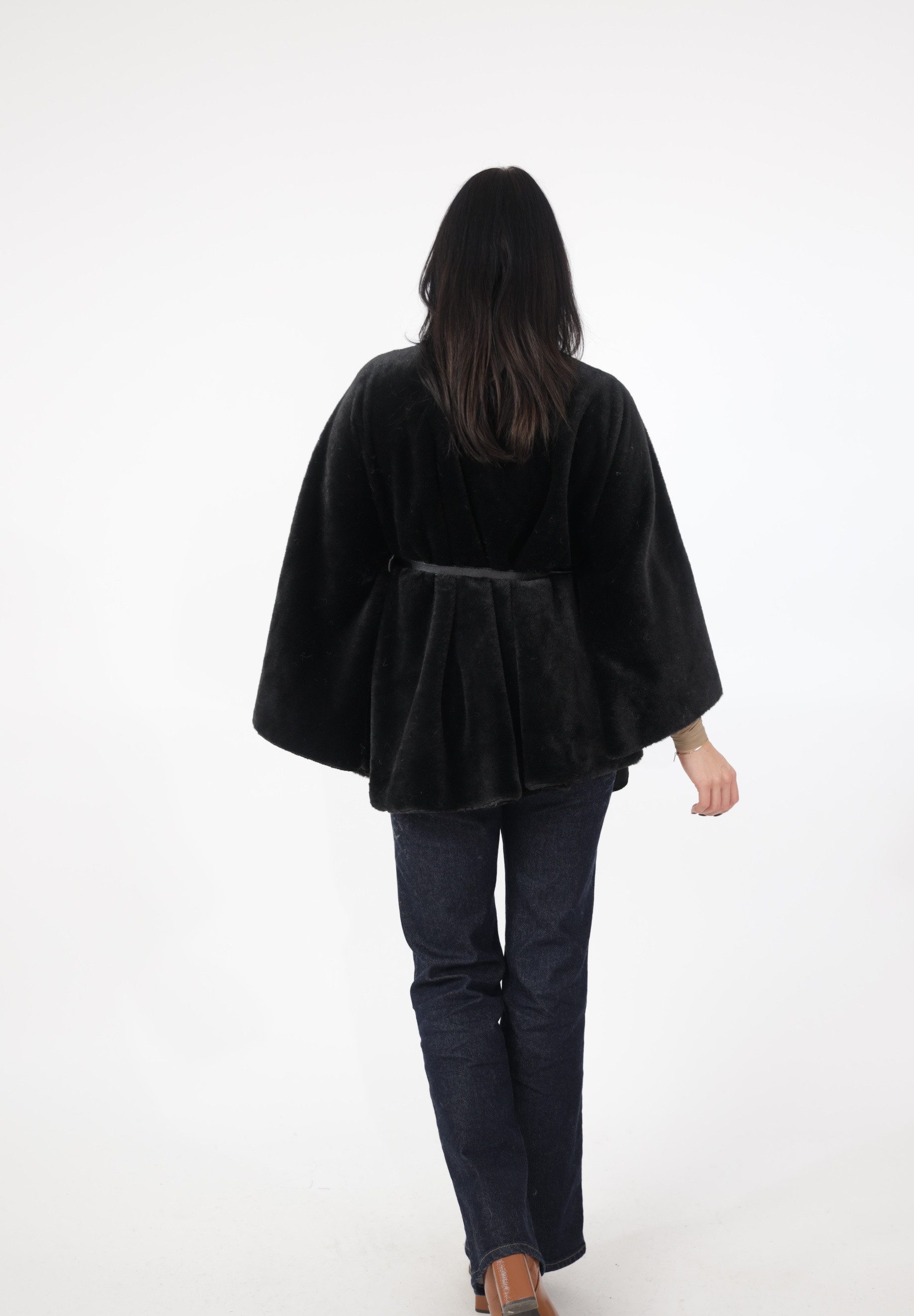 Elara Poncho — One Size Ponchojacke in Felloptik mit Gürtel und Stehkragen