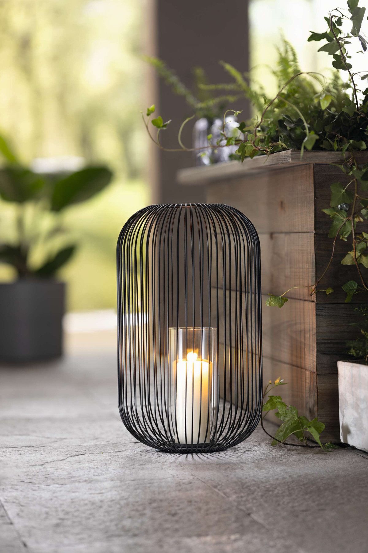 Dekoleidenschaft Bodenwindlicht "Atmosfera" aus Metall, schwarz, 41 cm hoch, Kerzenhalter, Windlicht, Kerzenständer groß mit Glaszylinder